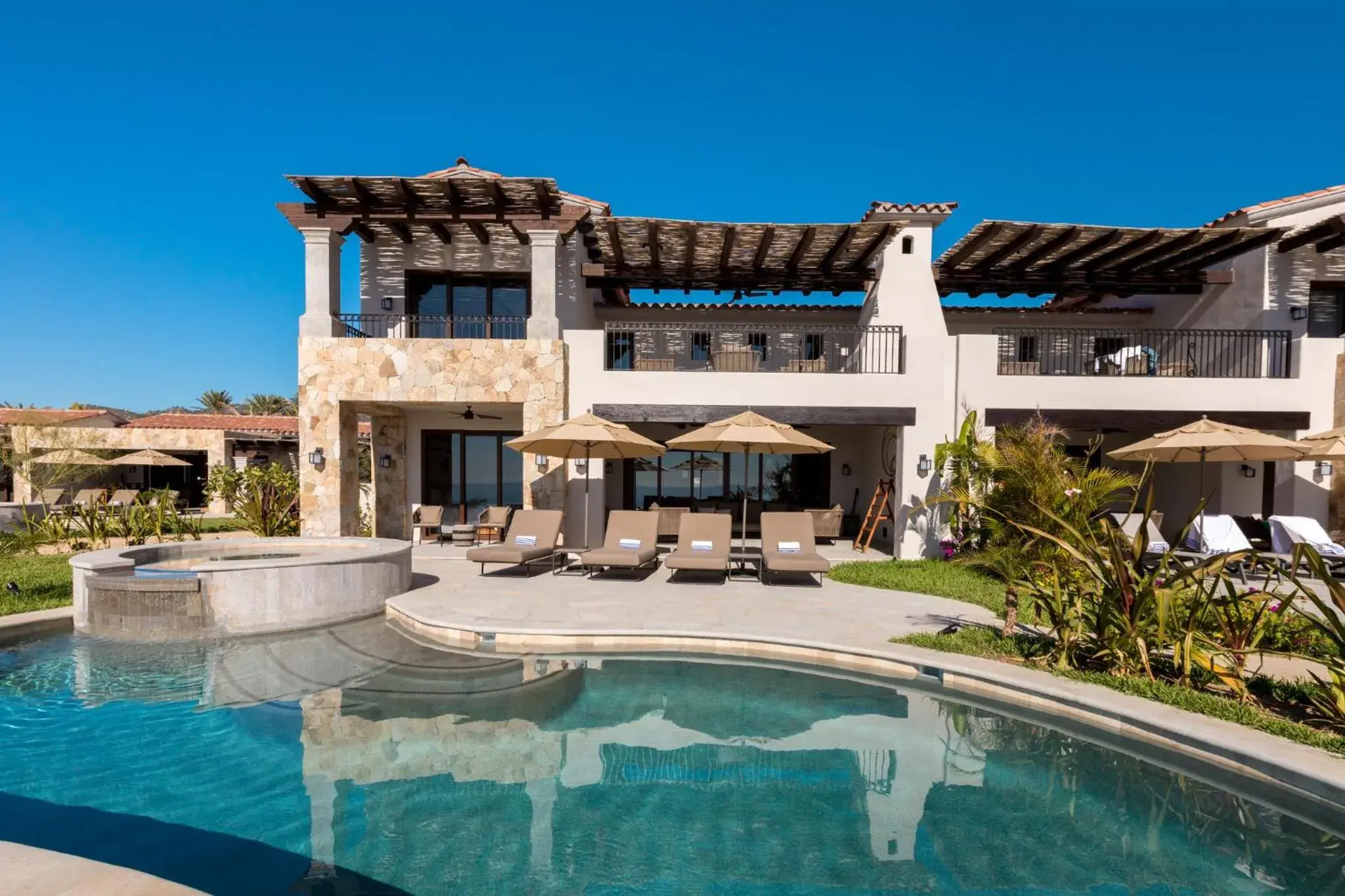 Swimming pool in Live Aqua Private Residences Los Cabos Swimming pool in Live Aqua Private Residences Los Cabos