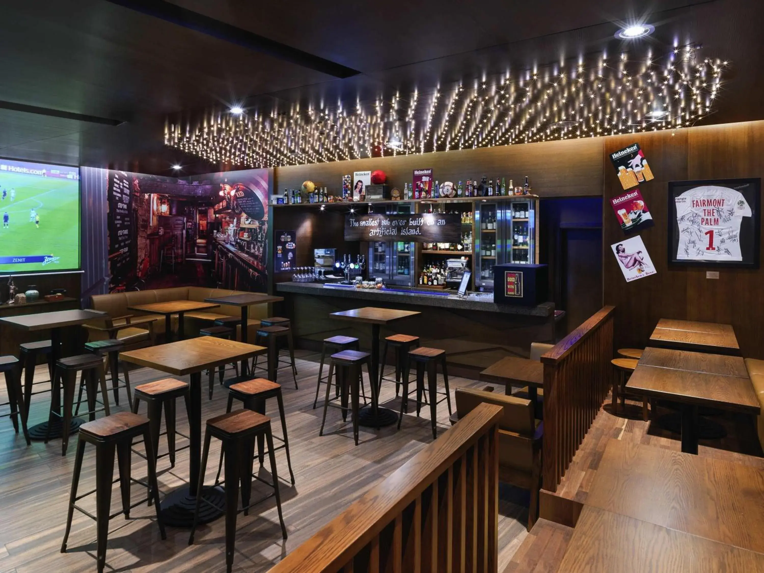 Lounge or bar in Fairmont The Palm Lounge or bar in Fairmont The Palm