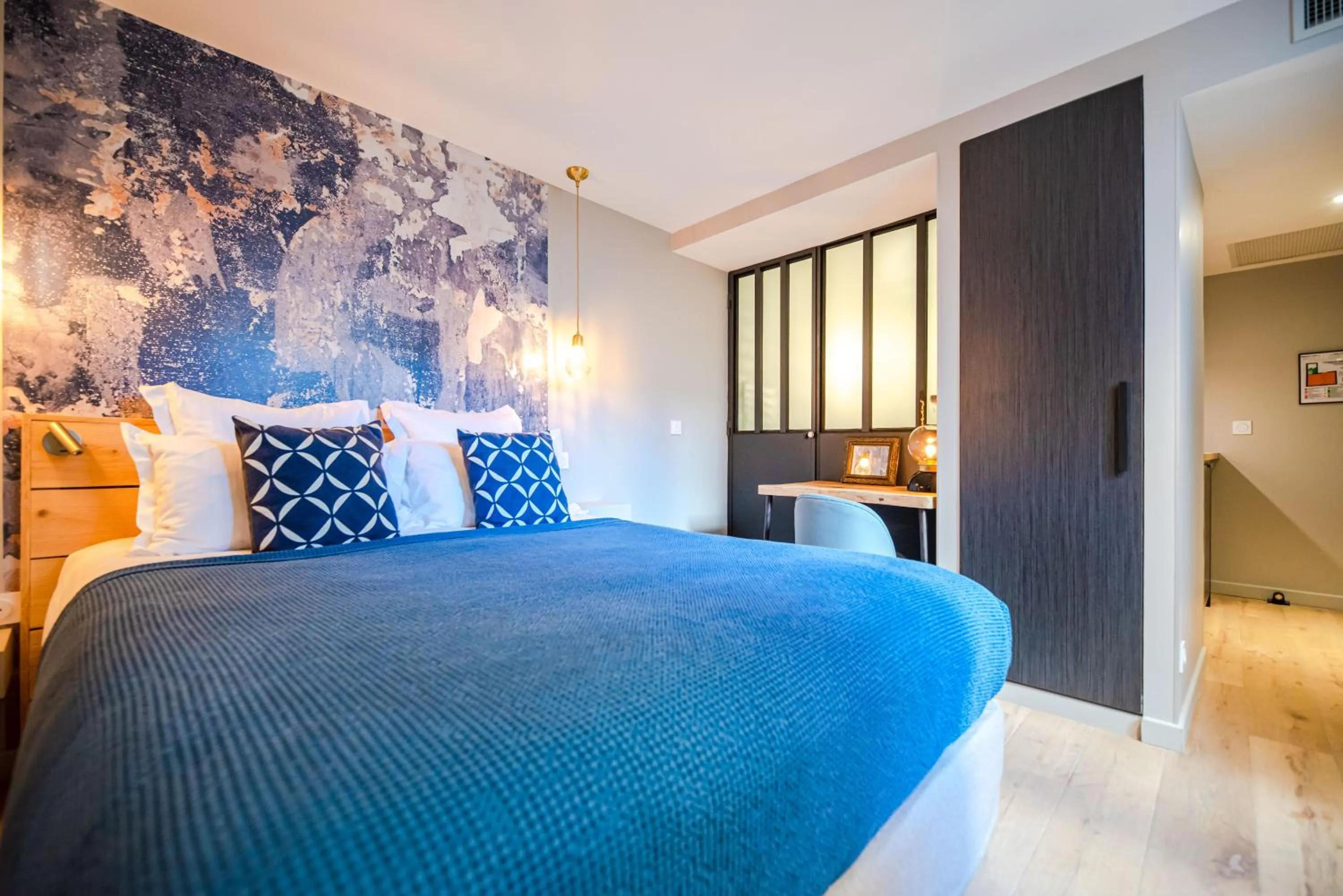 Photo of the whole room, Bed in Residence Les Boulevards