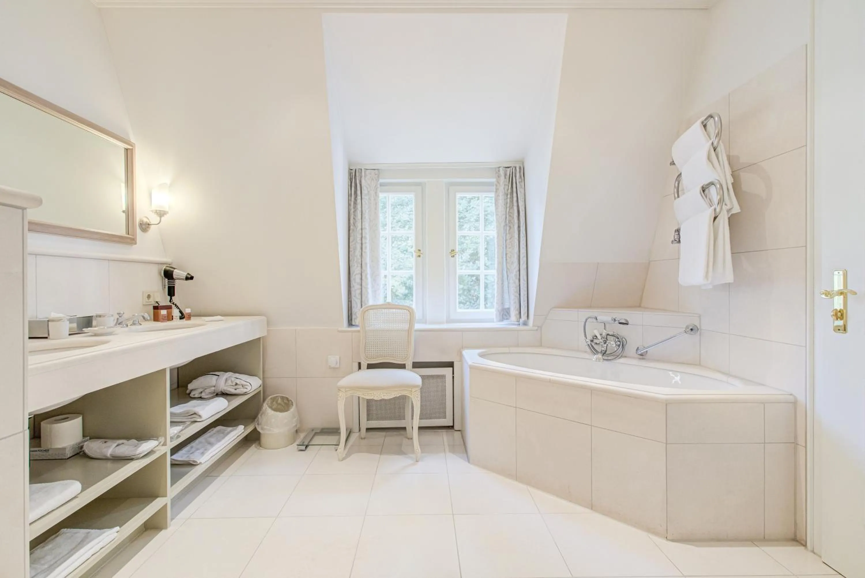 Bathroom, Bed in Wald & Schlosshotel Friedrichsruhe