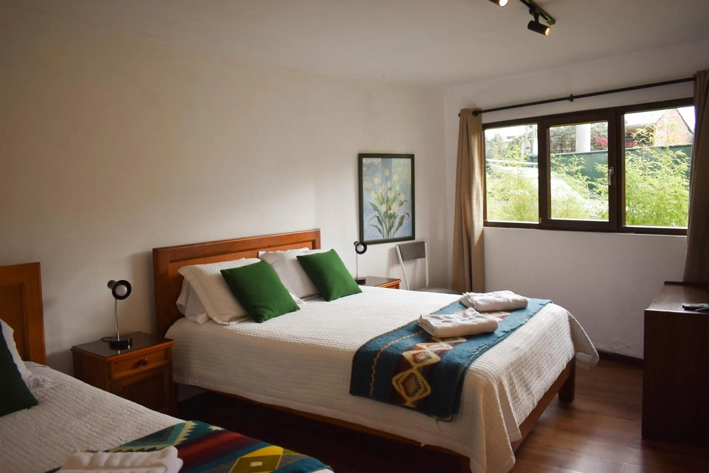 Photo of the whole room, Bed in Apartamentos Otorongo Cuenca Ecuador