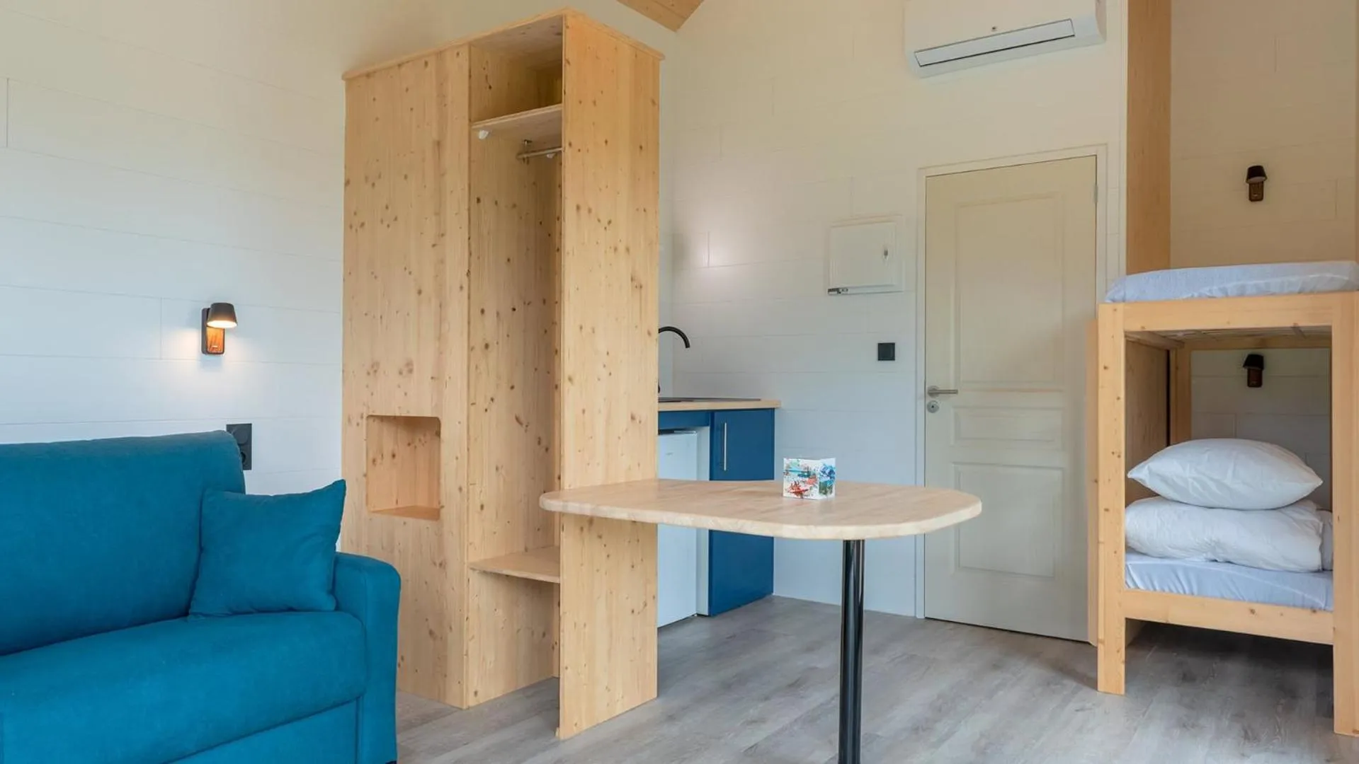 Living room, Bed in Vacancéole - Le Domaine des Monédières