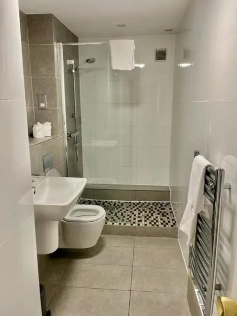 Shower in The Diamond Inn