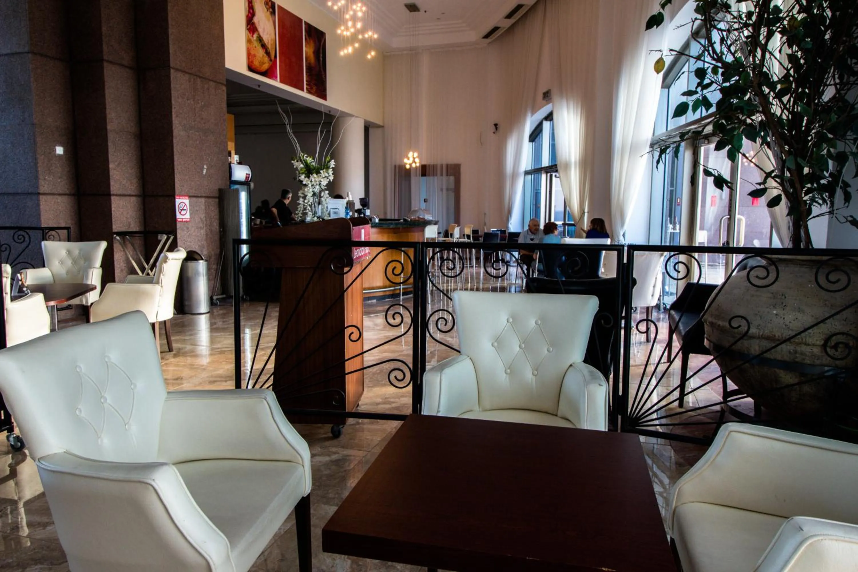 Communal lounge/ TV room in Apartments on the Beach