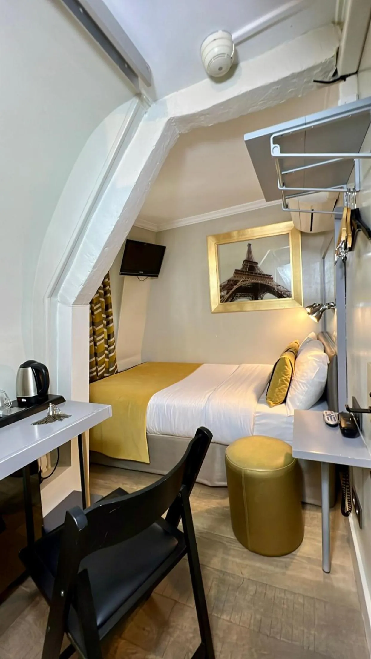 Bed in Pratic Hotel