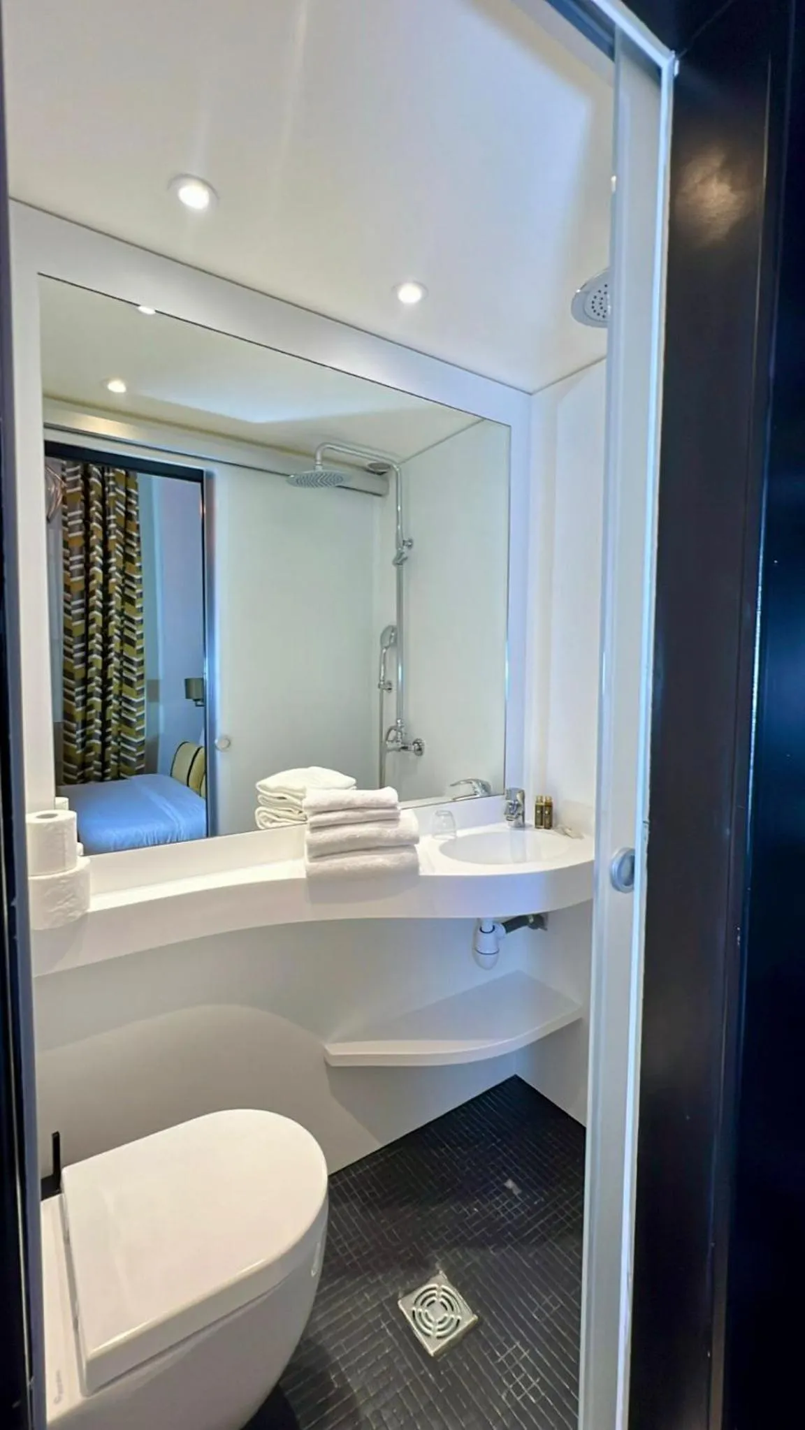 Bathroom in Pratic Hotel