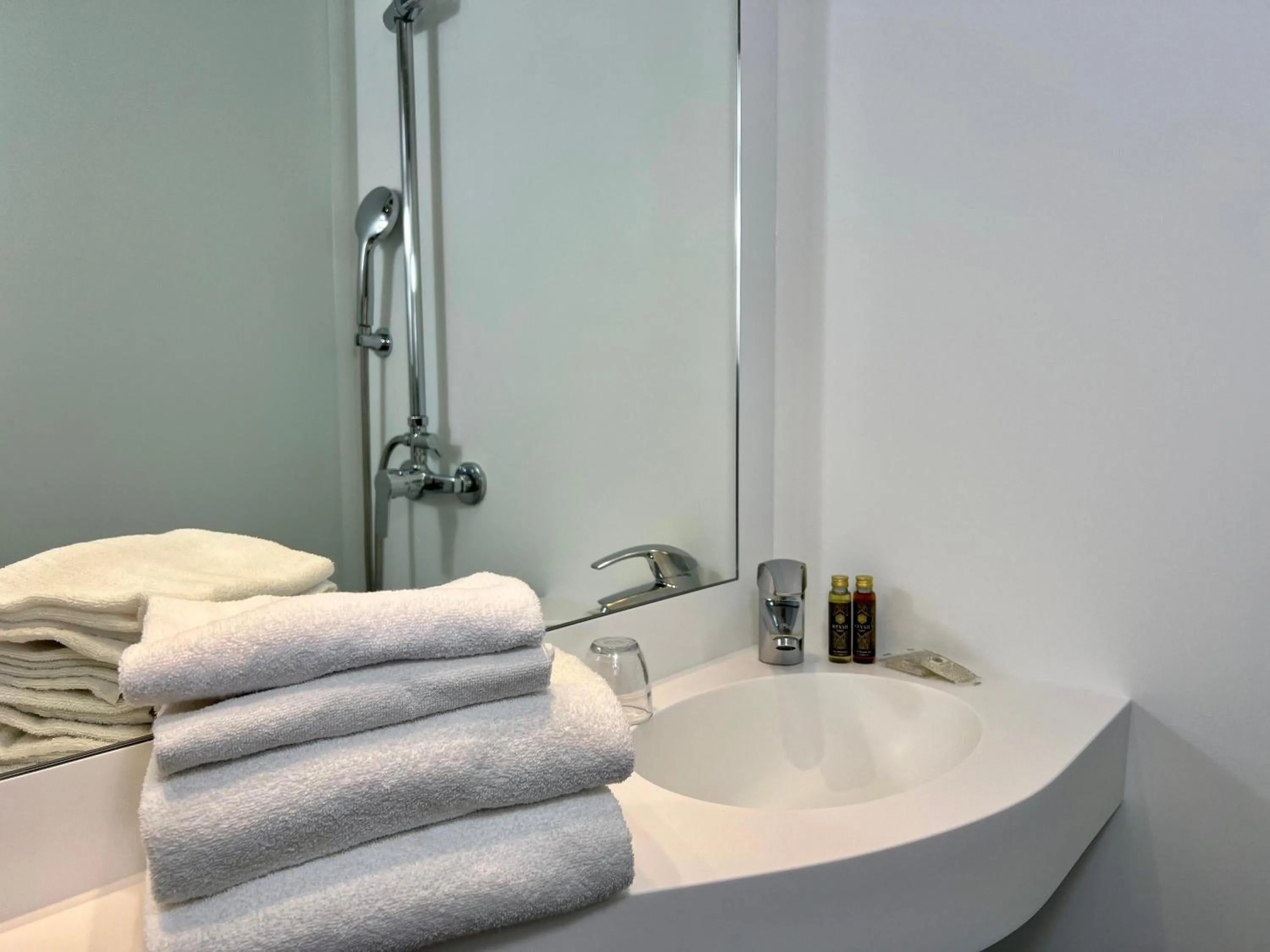 Bathroom in Pratic Hotel