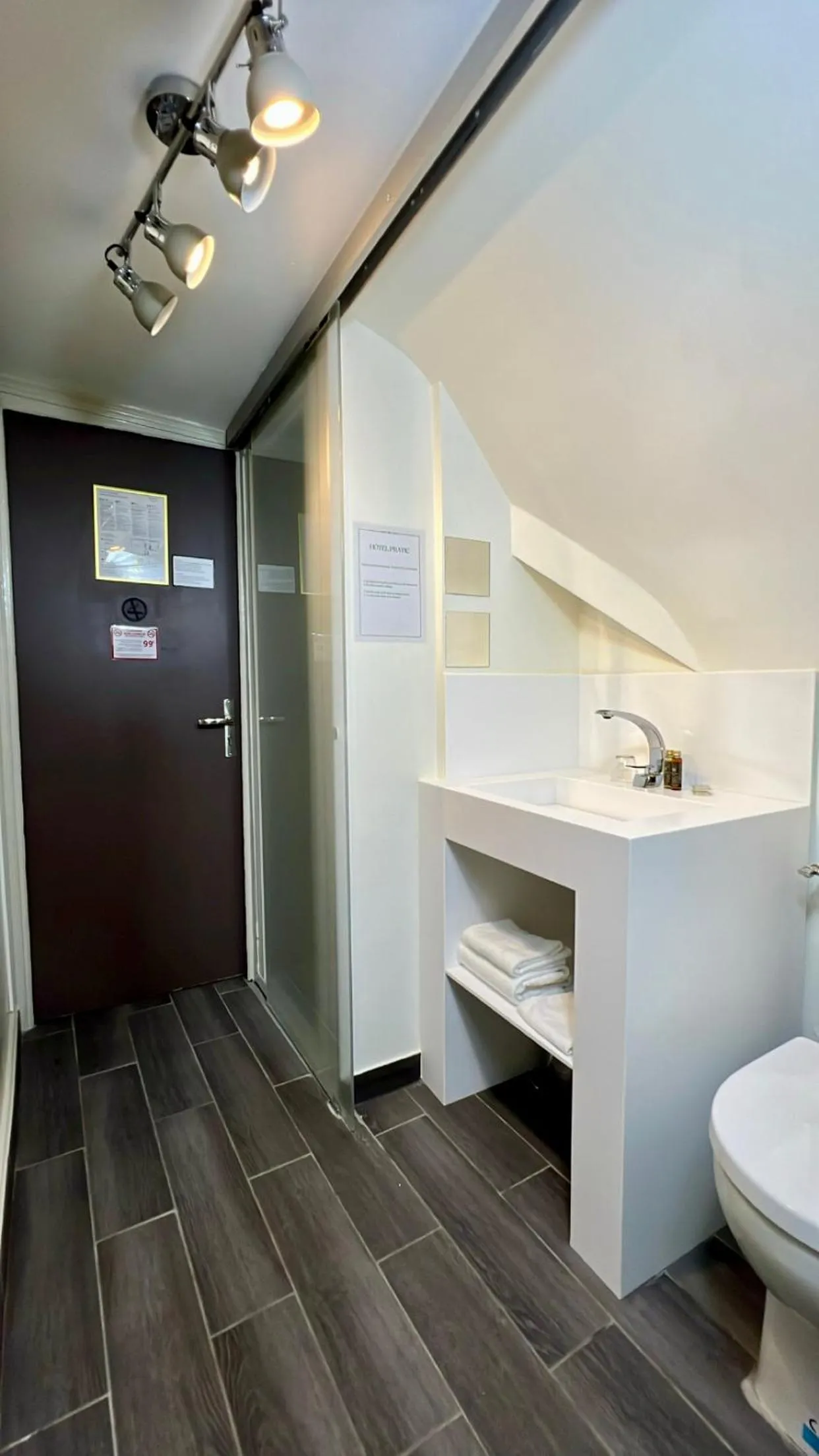 Toilet in Pratic Hotel