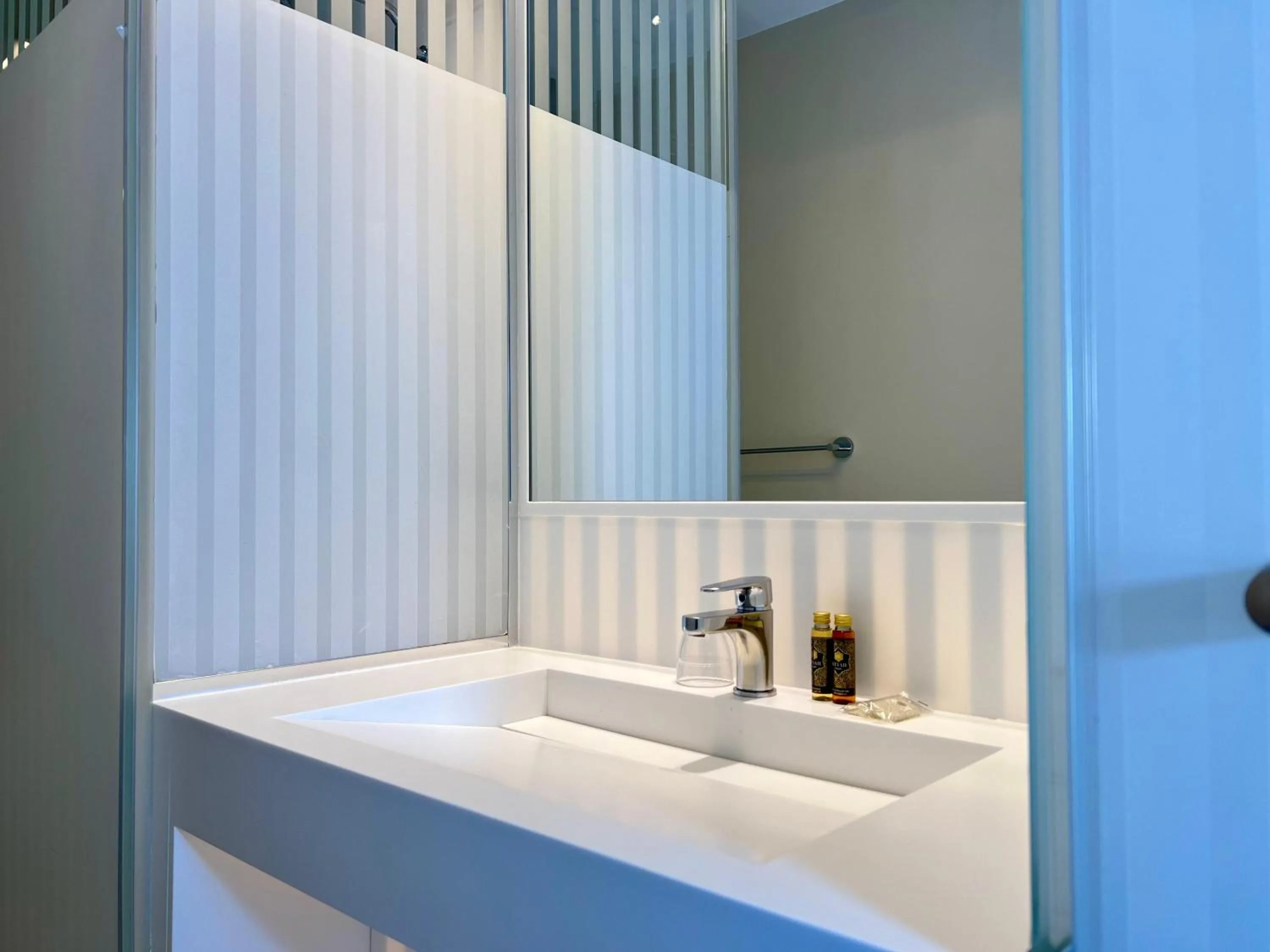 Shower in Pratic Hotel