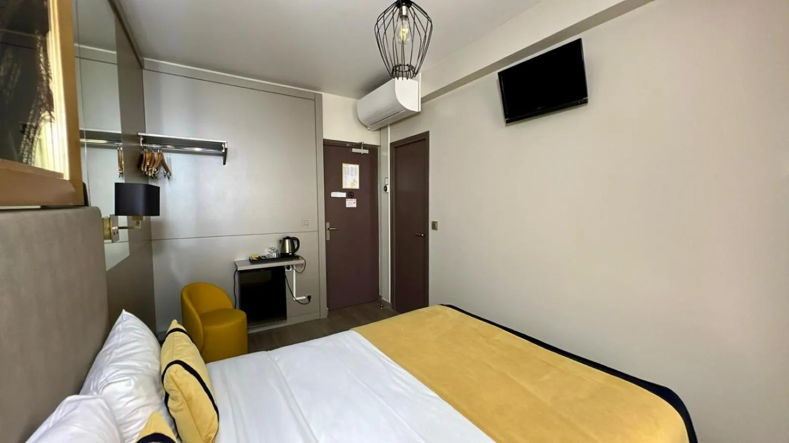 Bed in Pratic Hotel