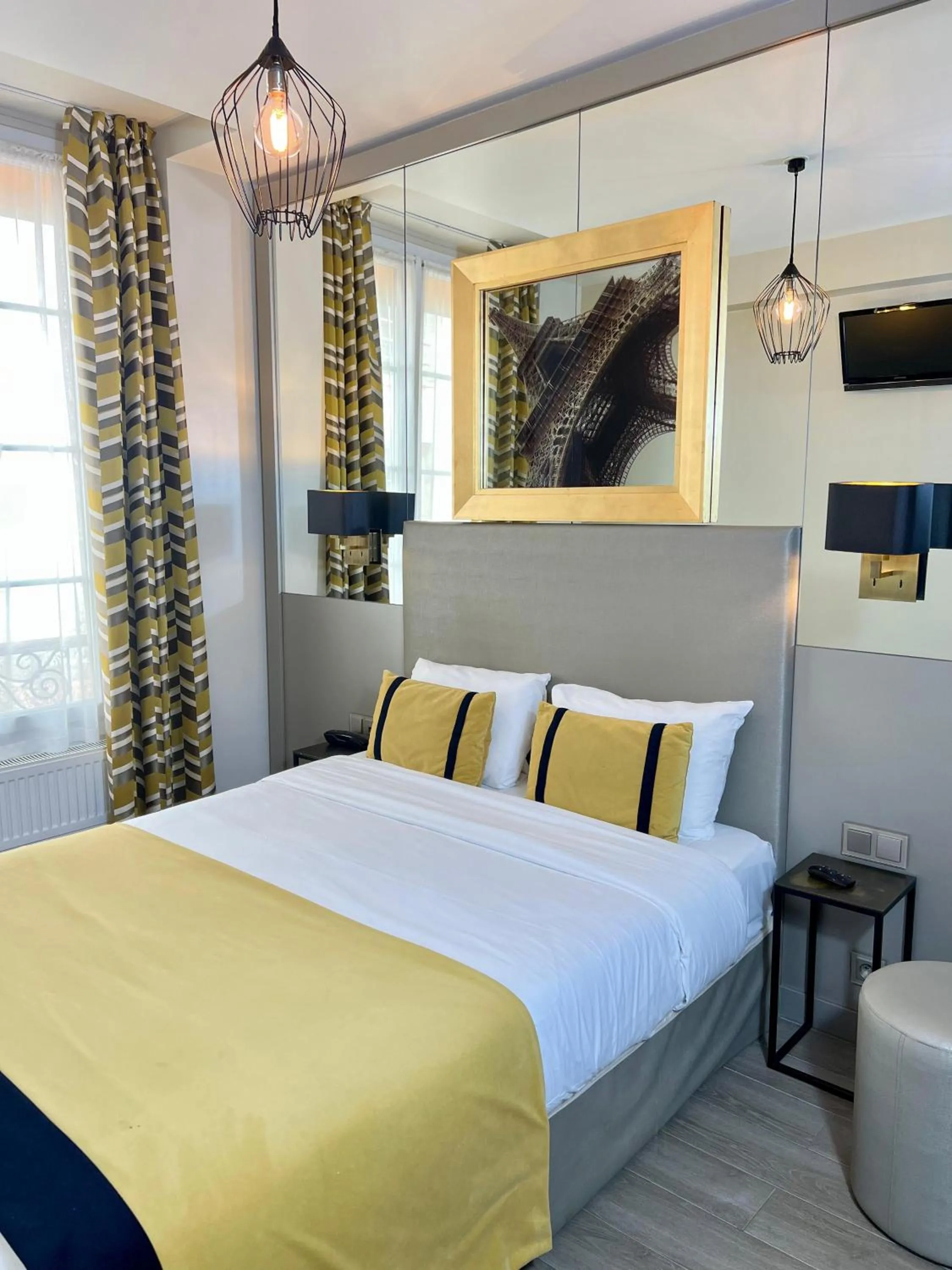 Bed in Pratic Hotel