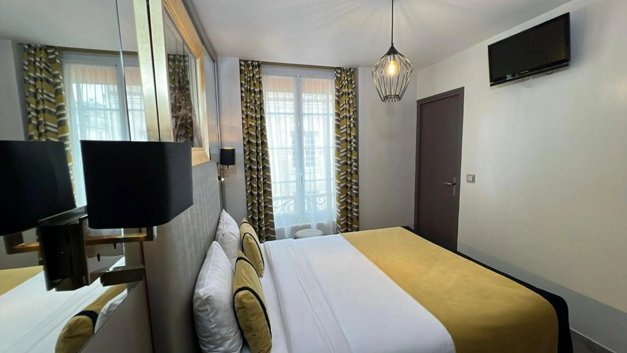 Bed in Pratic Hotel