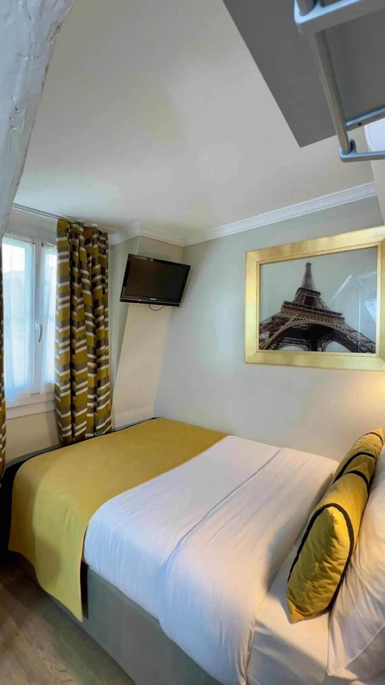 Bed in Pratic Hotel