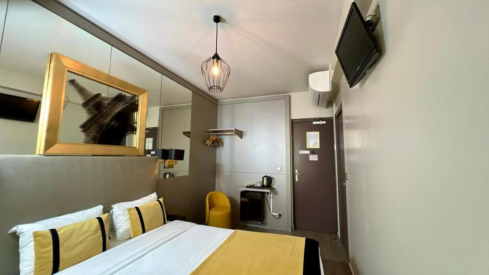 View (from property/room), Bed in Pratic Hotel