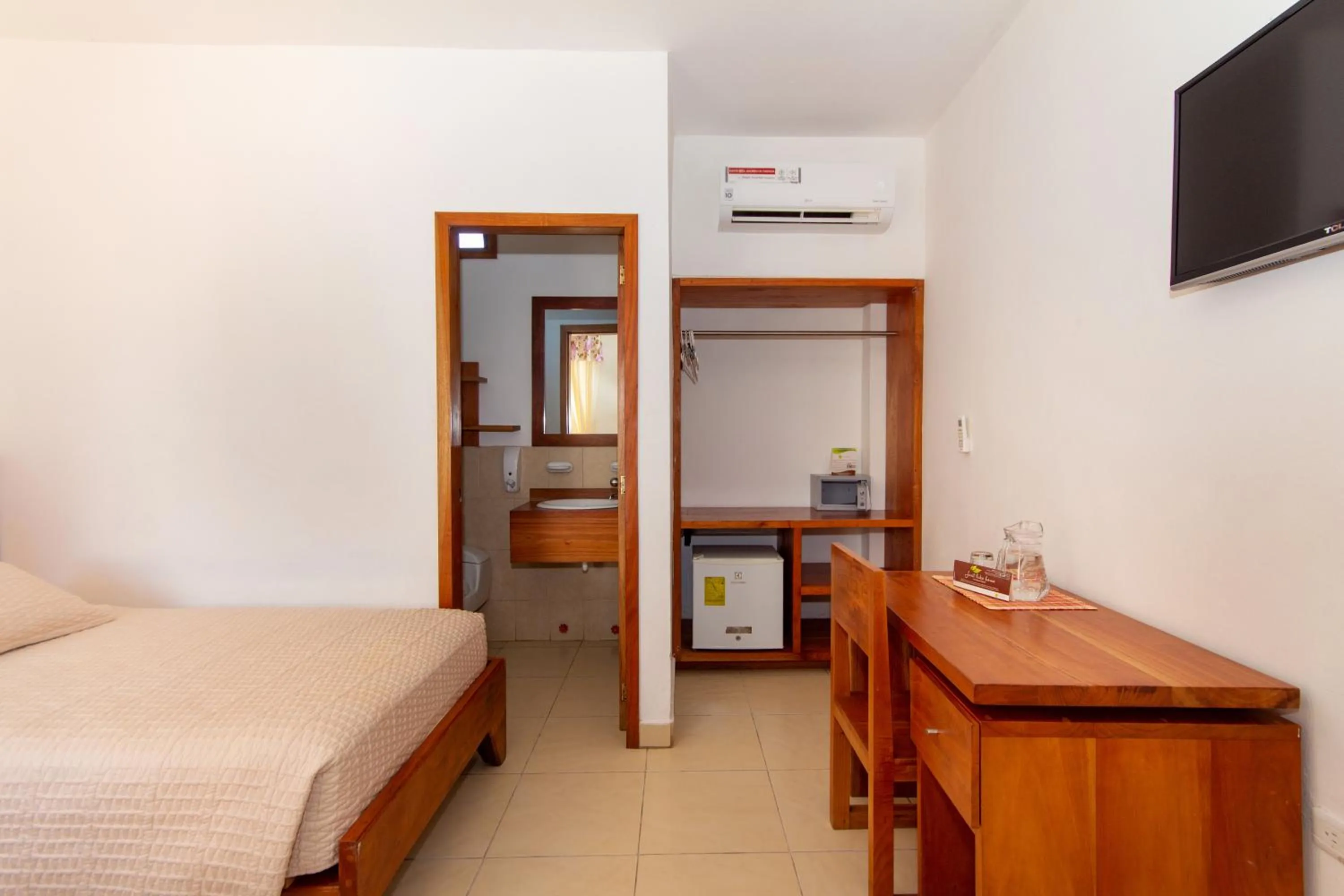 Communal lounge/ TV room, Bed in Hotel Fiesta