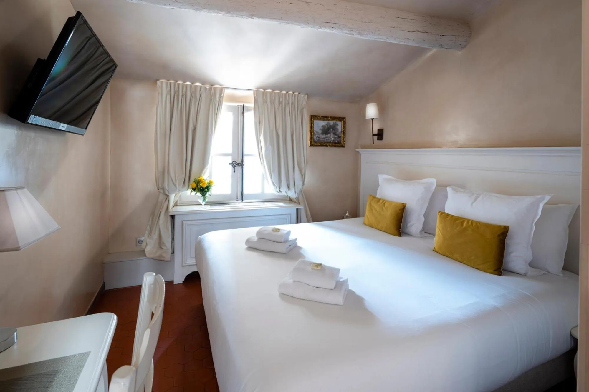 Bedroom, Bed in Les Quatre Dauphins