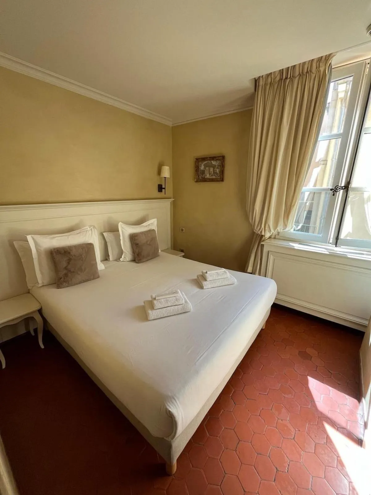 Bedroom, Bed in Les Quatre Dauphins