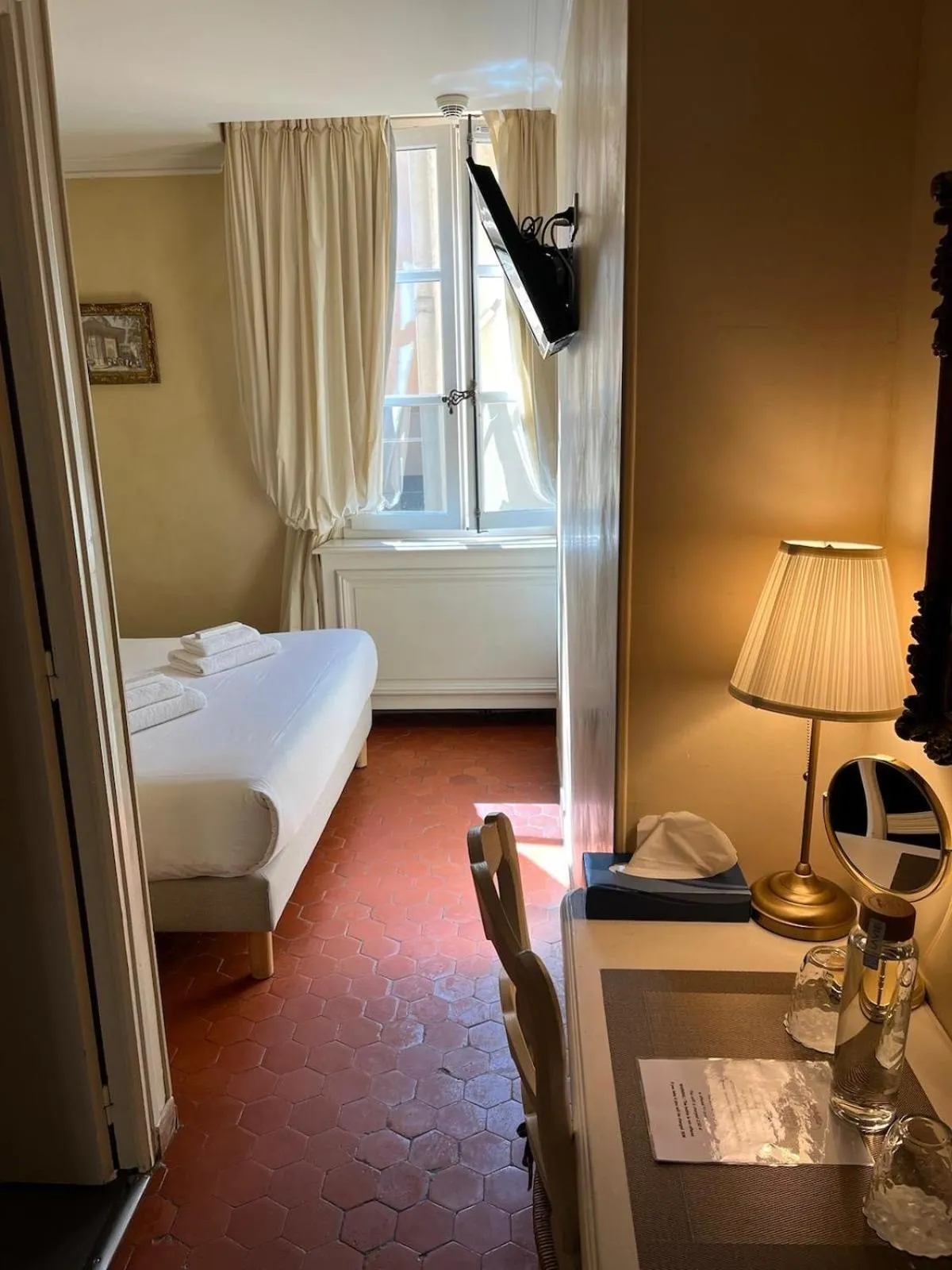 Bedroom, Bed in Les Quatre Dauphins