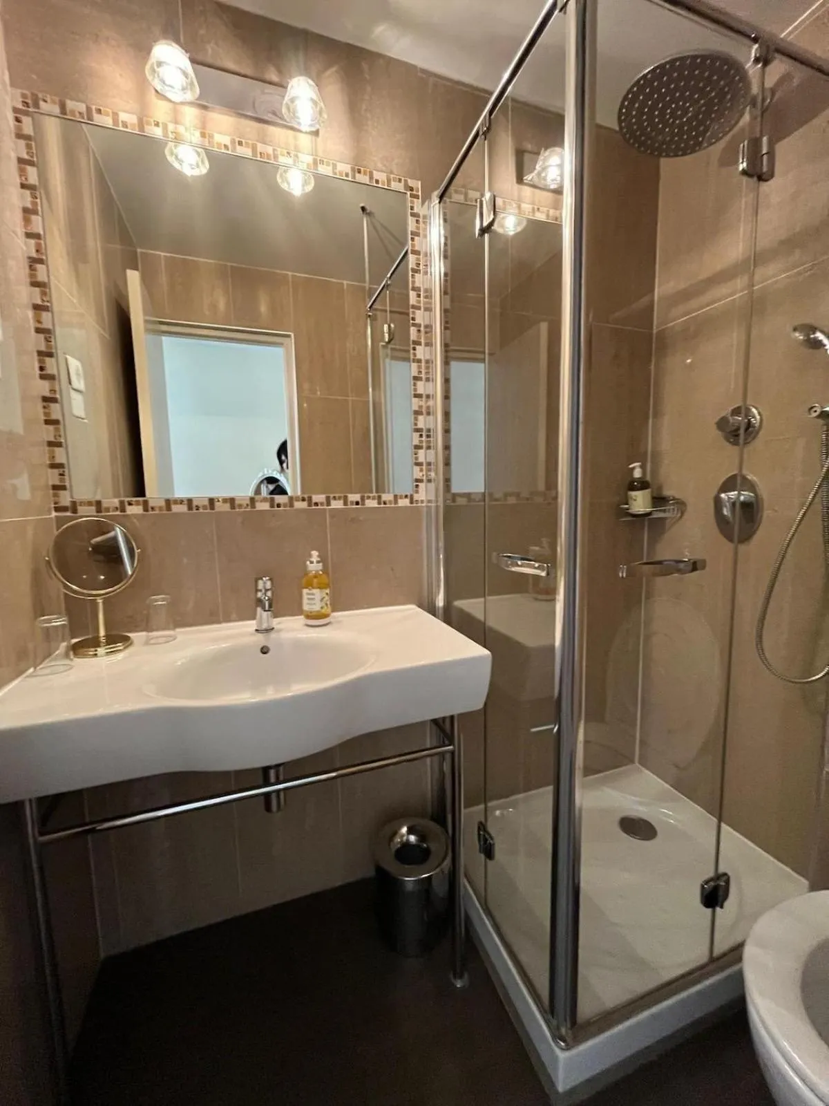 Bathroom in Les Quatre Dauphins