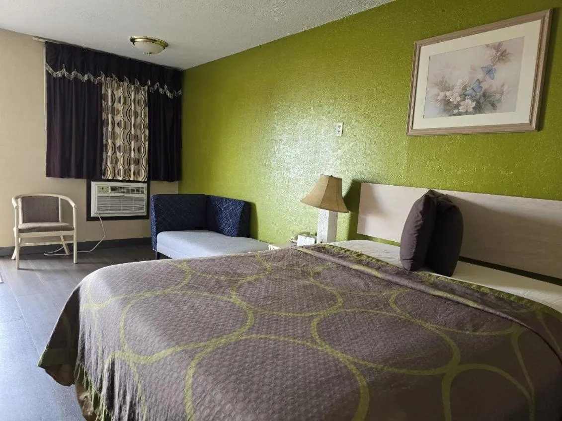 Bed in Lodge USA Motel