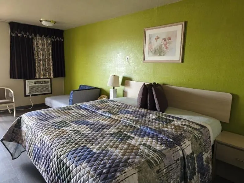 Bed in Lodge USA Motel