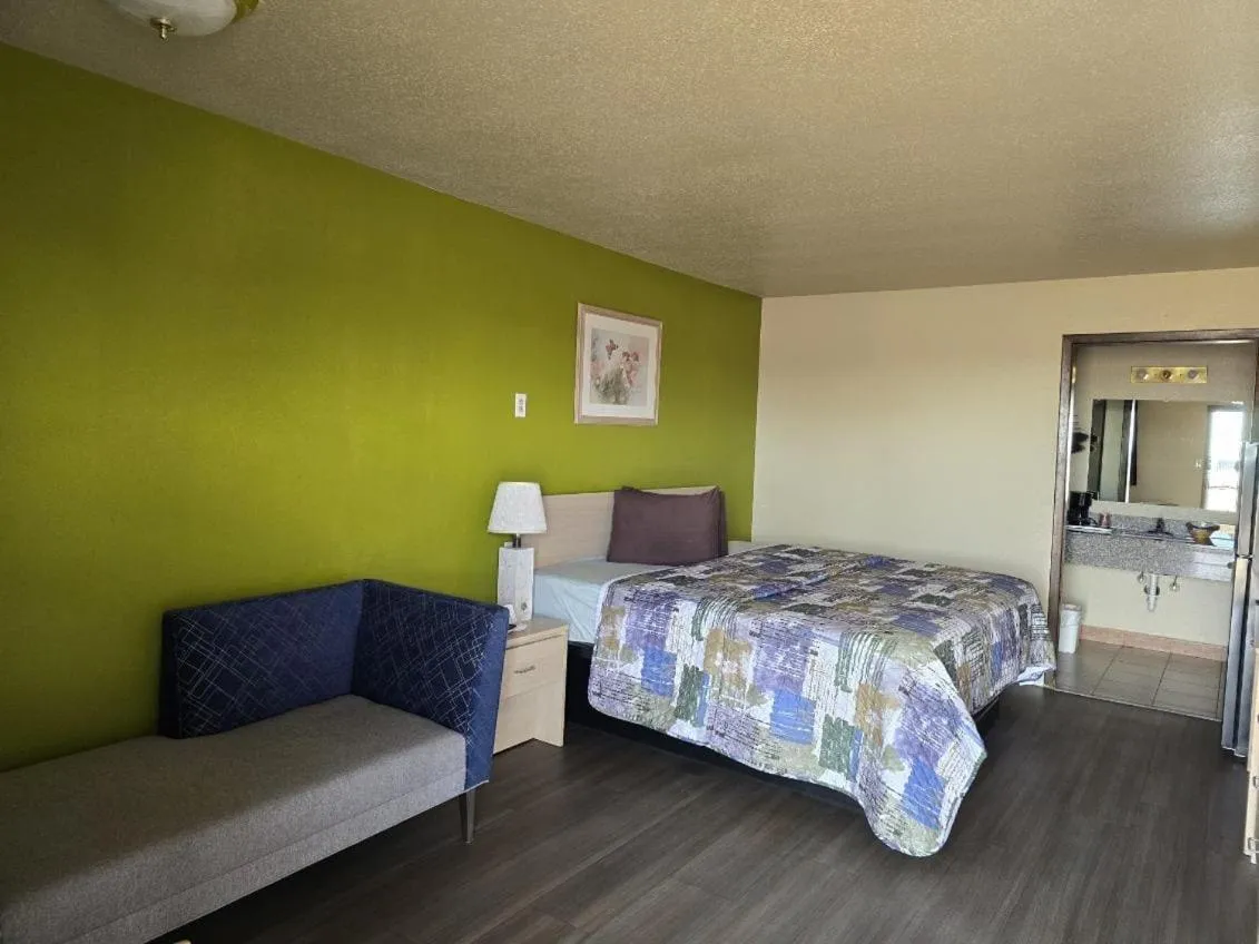 Bed in Lodge USA Motel