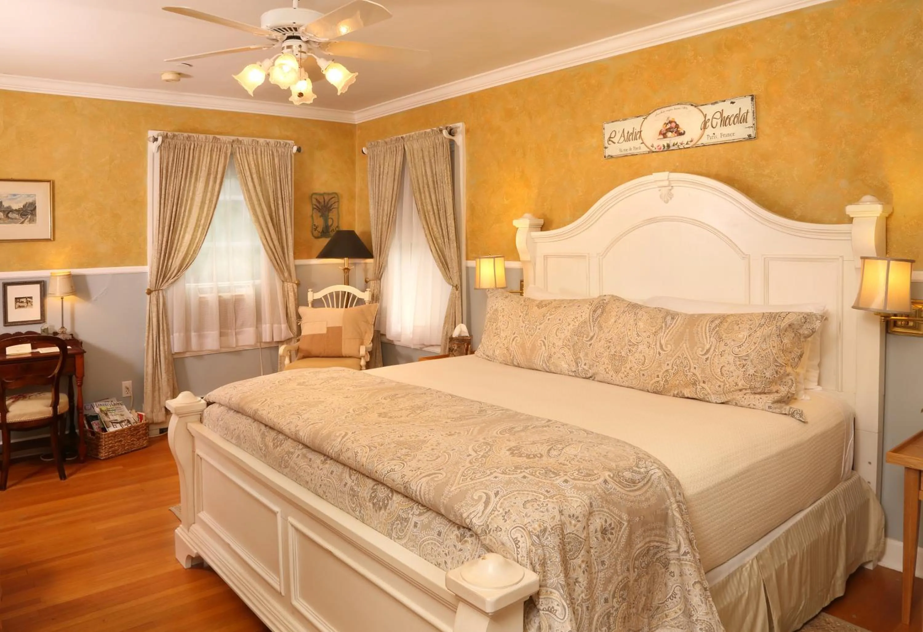 Photo of the whole room, Bed in Lilac Inn