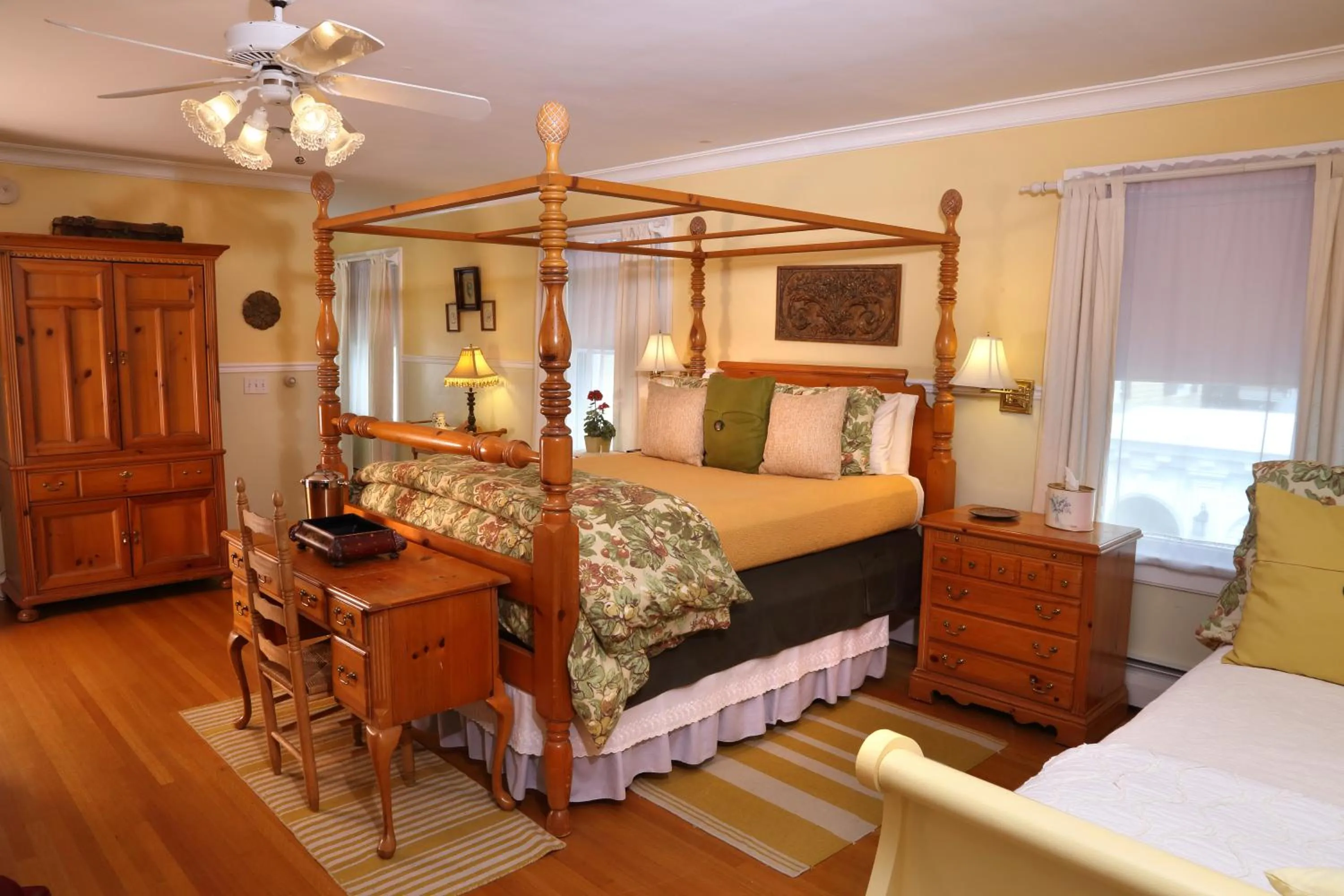 Photo of the whole room, Bed in Lilac Inn