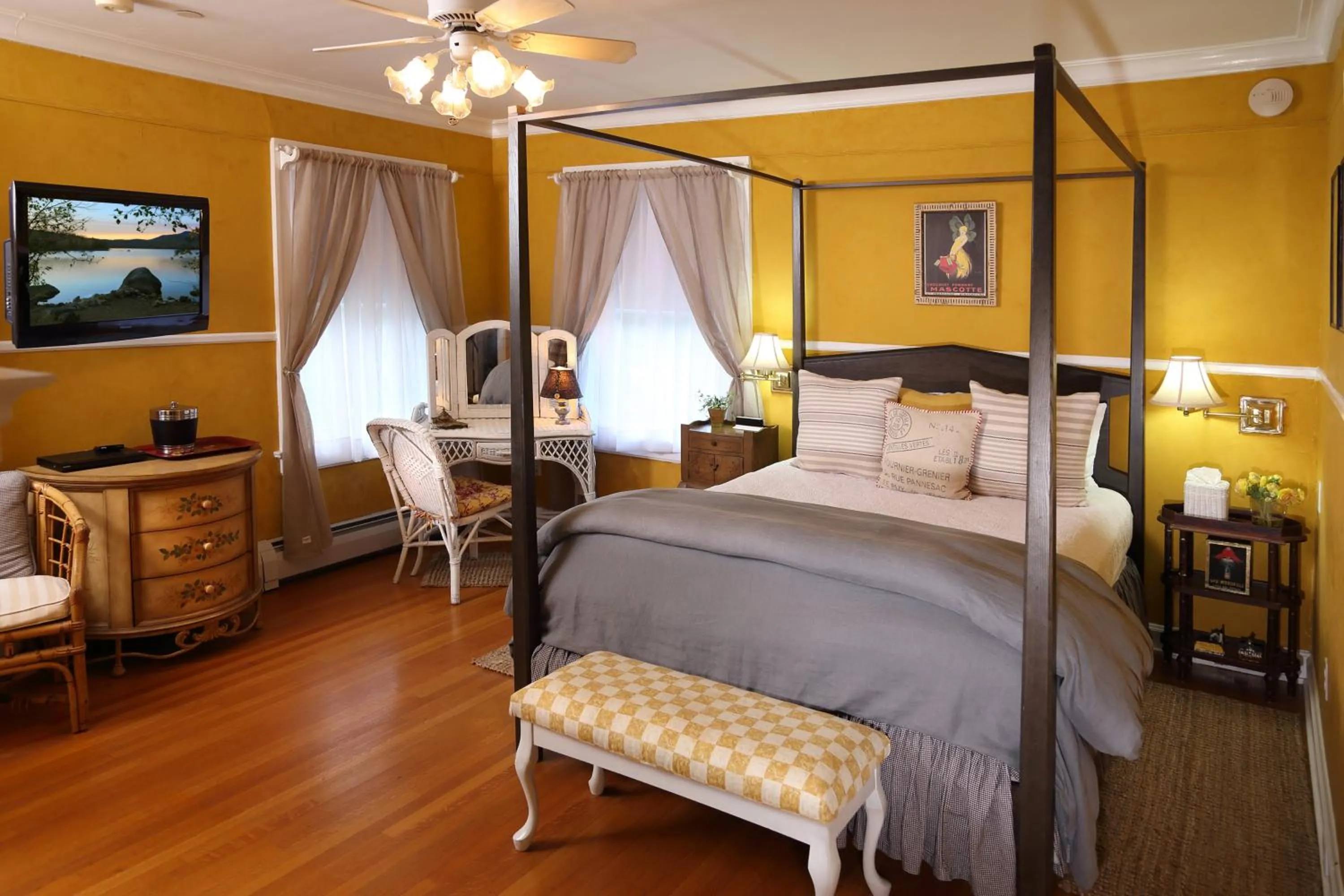 Photo of the whole room, Bed in Lilac Inn