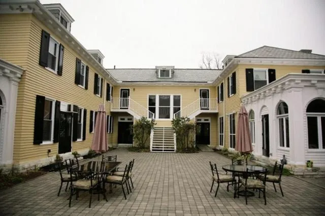 Facade/entrance in Lilac Inn