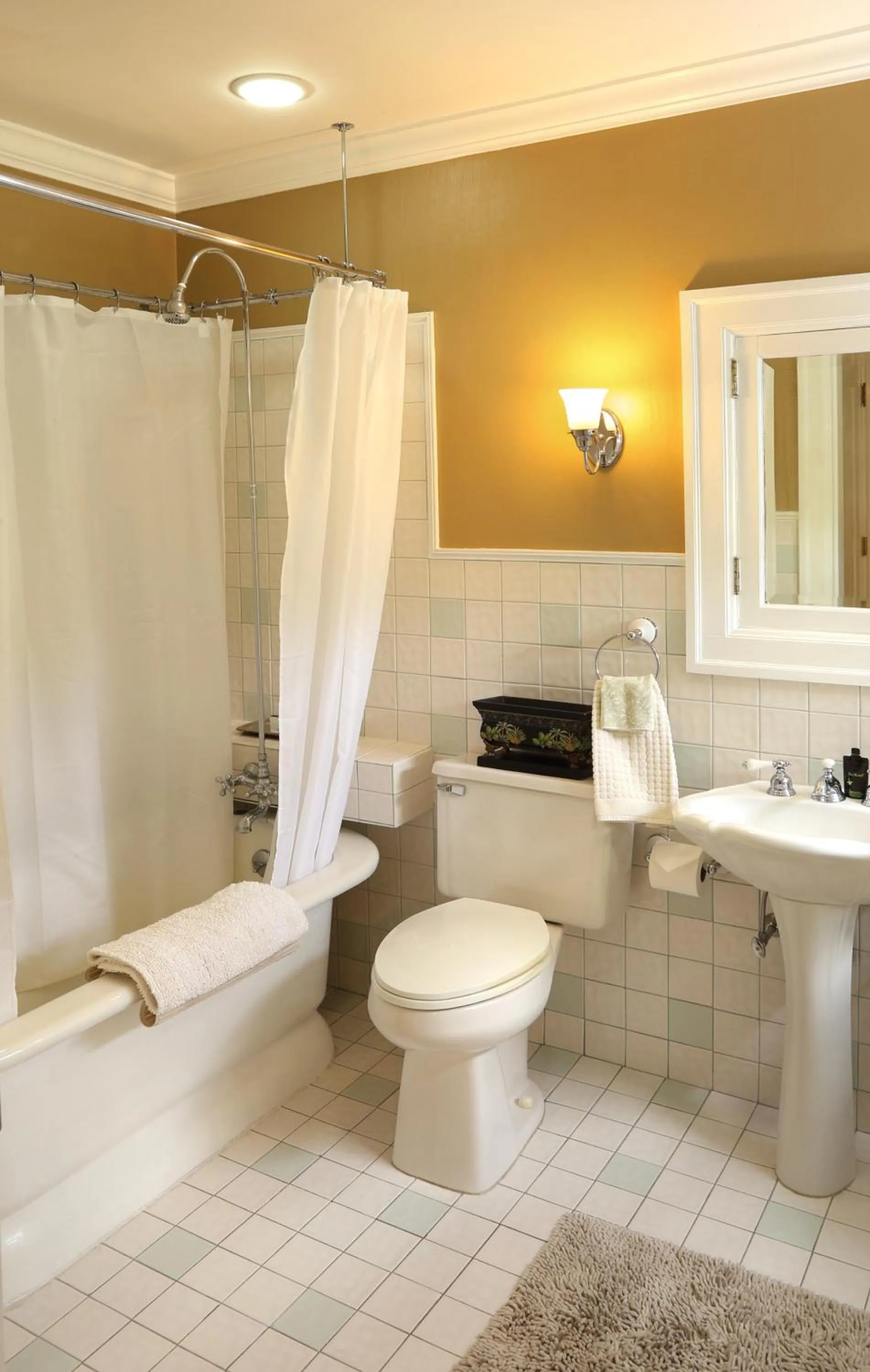 Bathroom in Lilac Inn