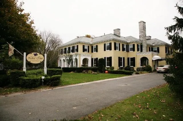 Facade/entrance in Lilac Inn