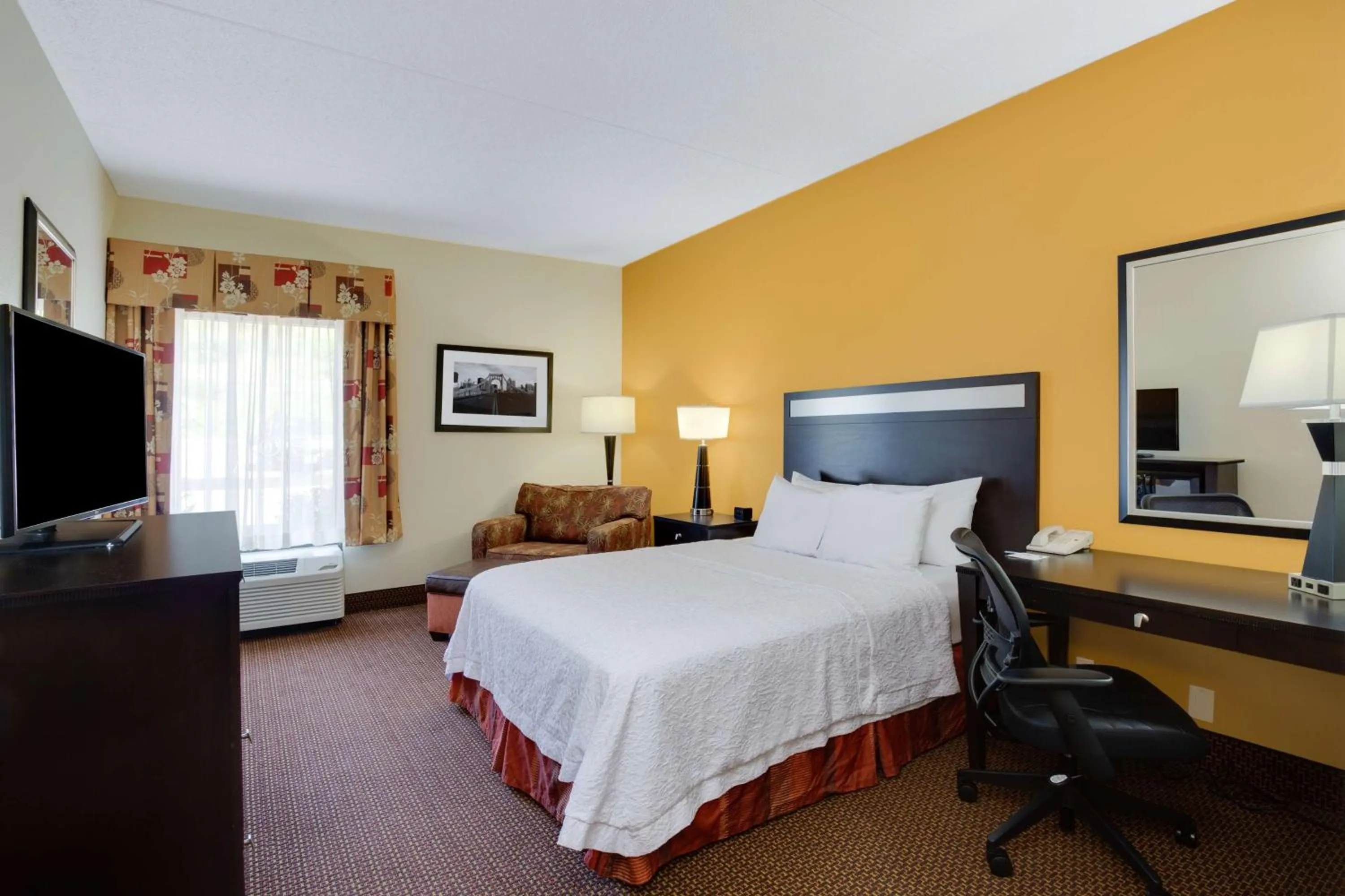 Bedroom, Bed in Hampton Inn Pittsburgh/West Mifflin