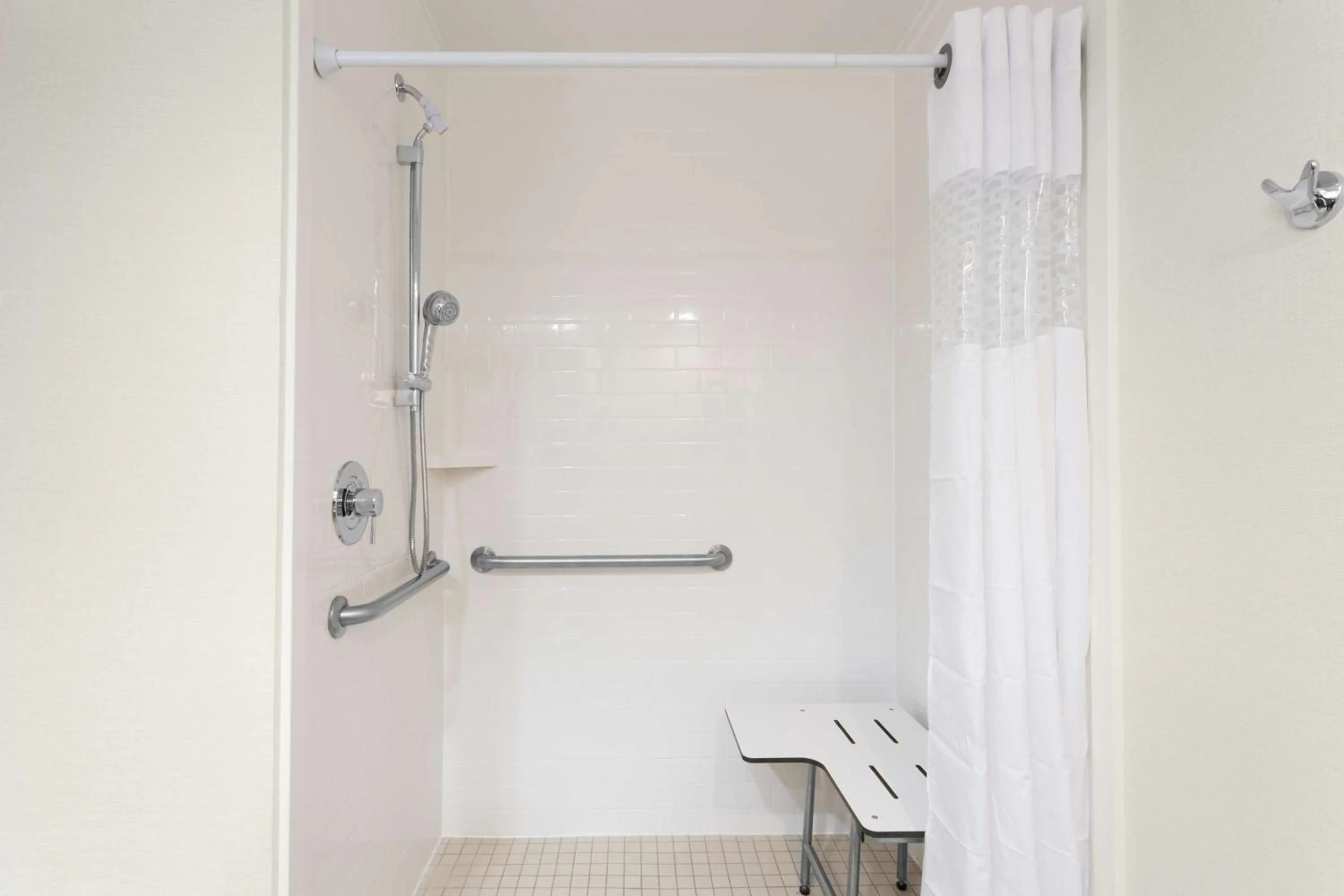 Bathroom in Hampton Inn Pittsburgh/West Mifflin