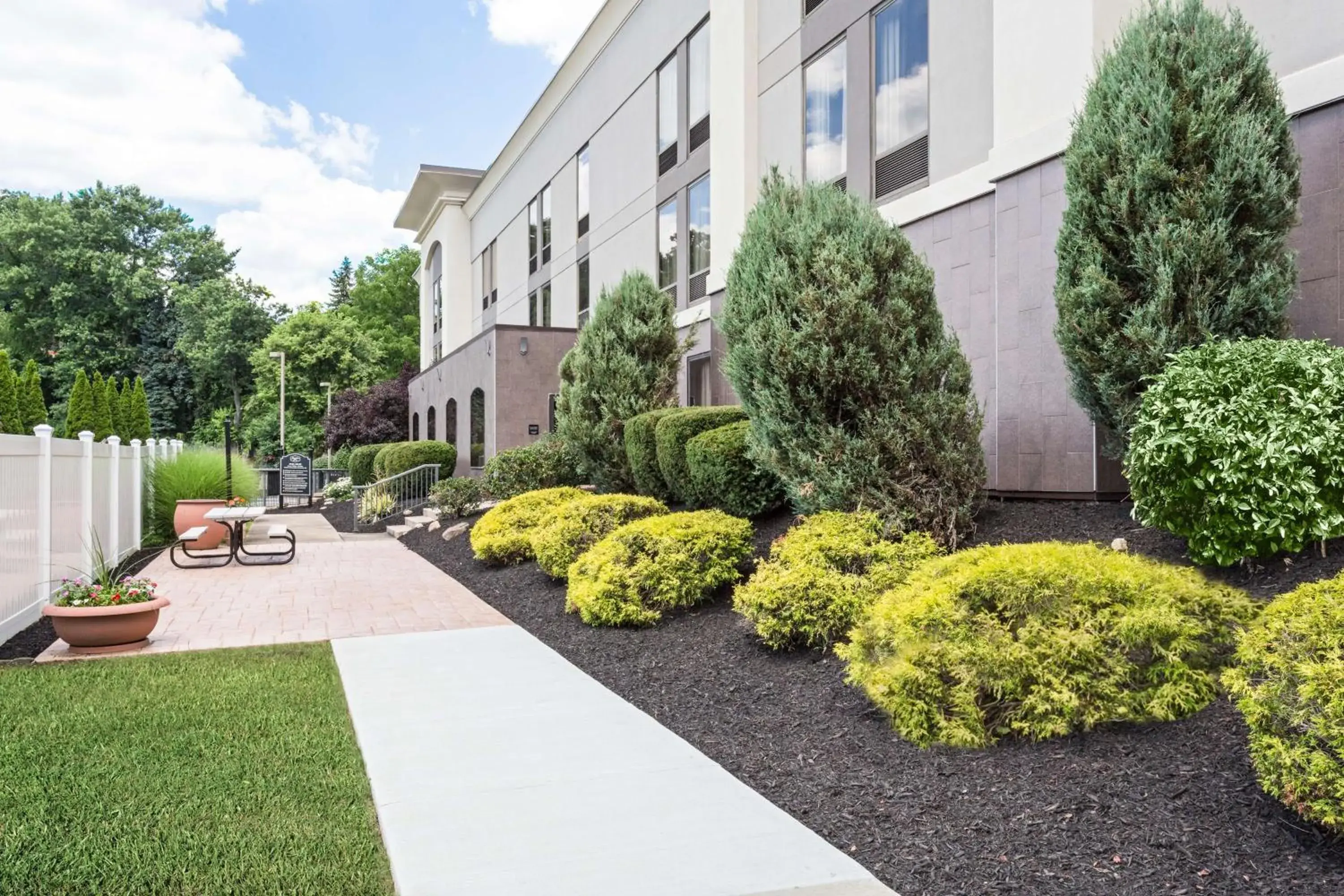 Inner courtyard view in Hampton Inn Pittsburgh/West Mifflin Inner courtyard view in Hampton Inn Pittsburgh/West Mifflin