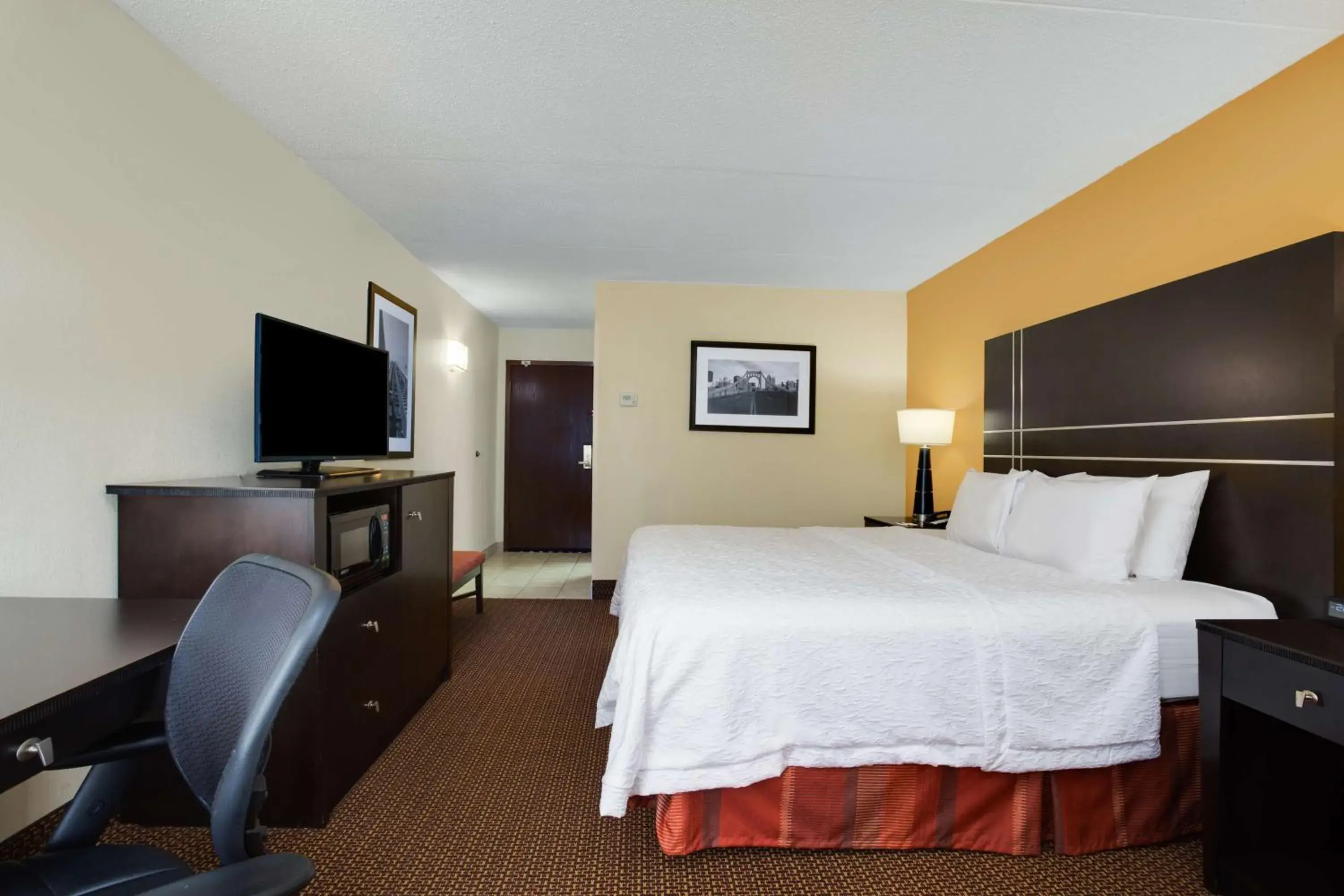 Bedroom, Bed in Hampton Inn Pittsburgh/West Mifflin Bedroom, Bed in Hampton Inn Pittsburgh/West Mifflin