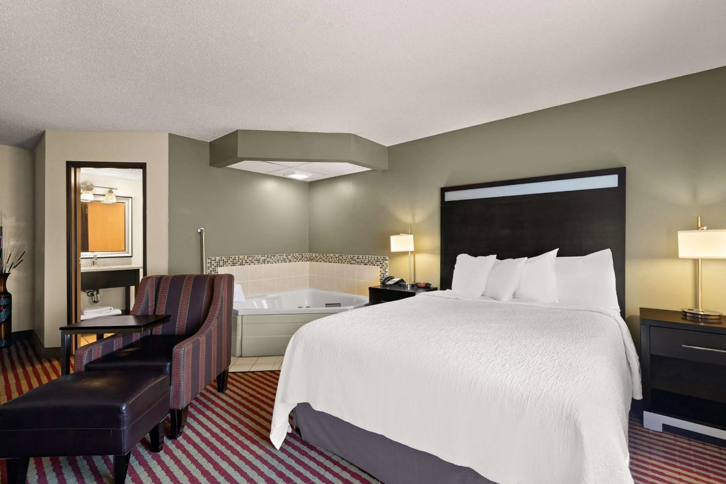 Bedroom, Bed in Best Western Germantown Inn