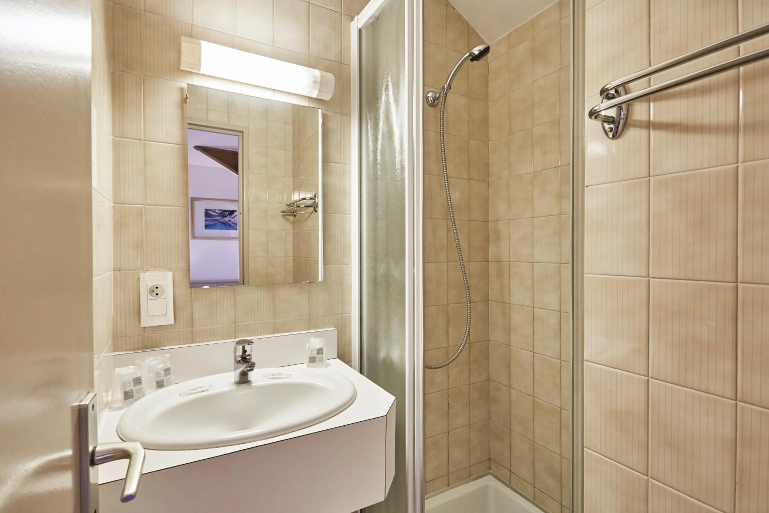 Bathroom in Cit'Hôtel Le National