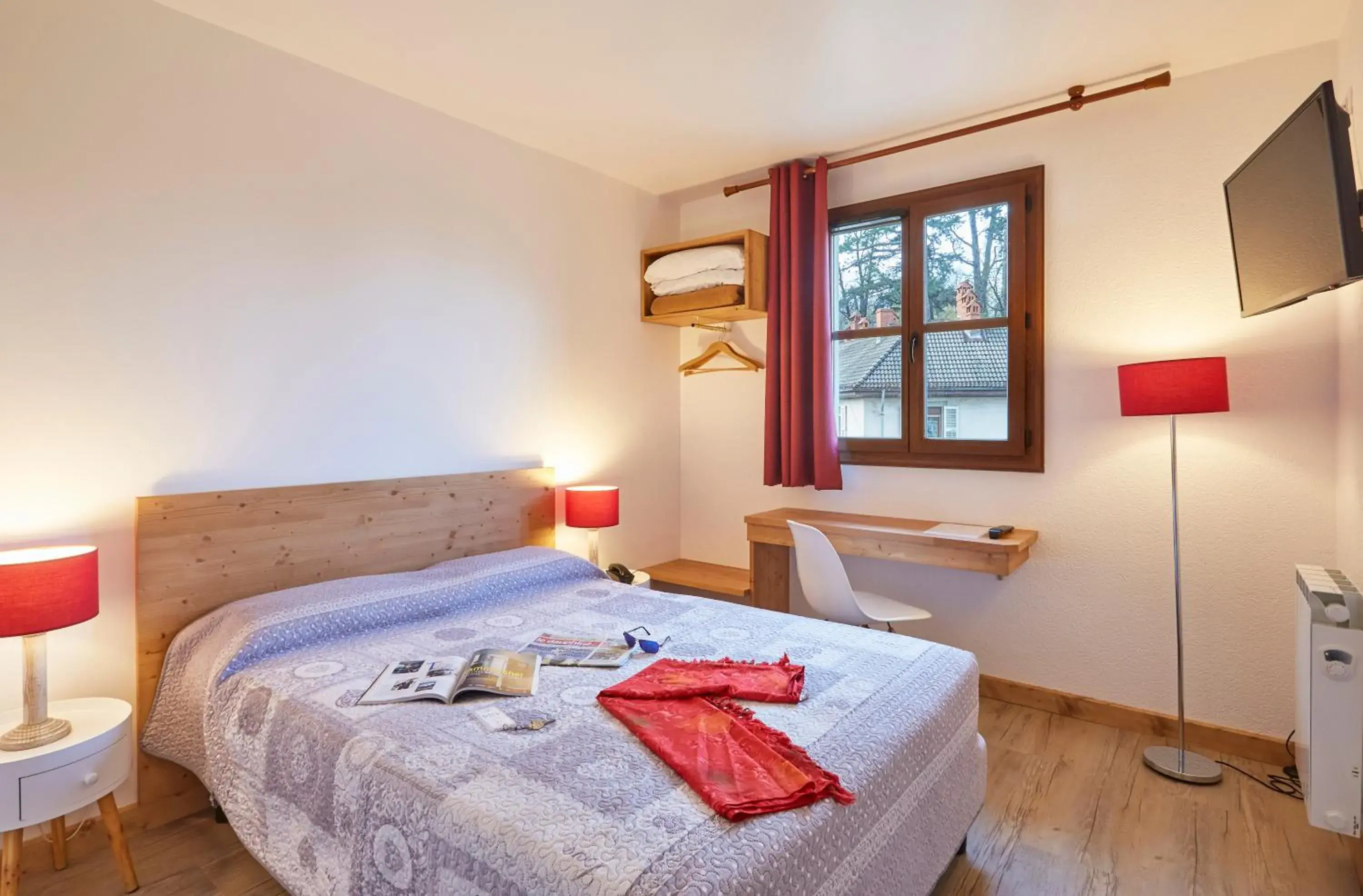 TV and multimedia, Bed in Cit'Hôtel Le National TV and multimedia, Bed in Cit'Hôtel Le National