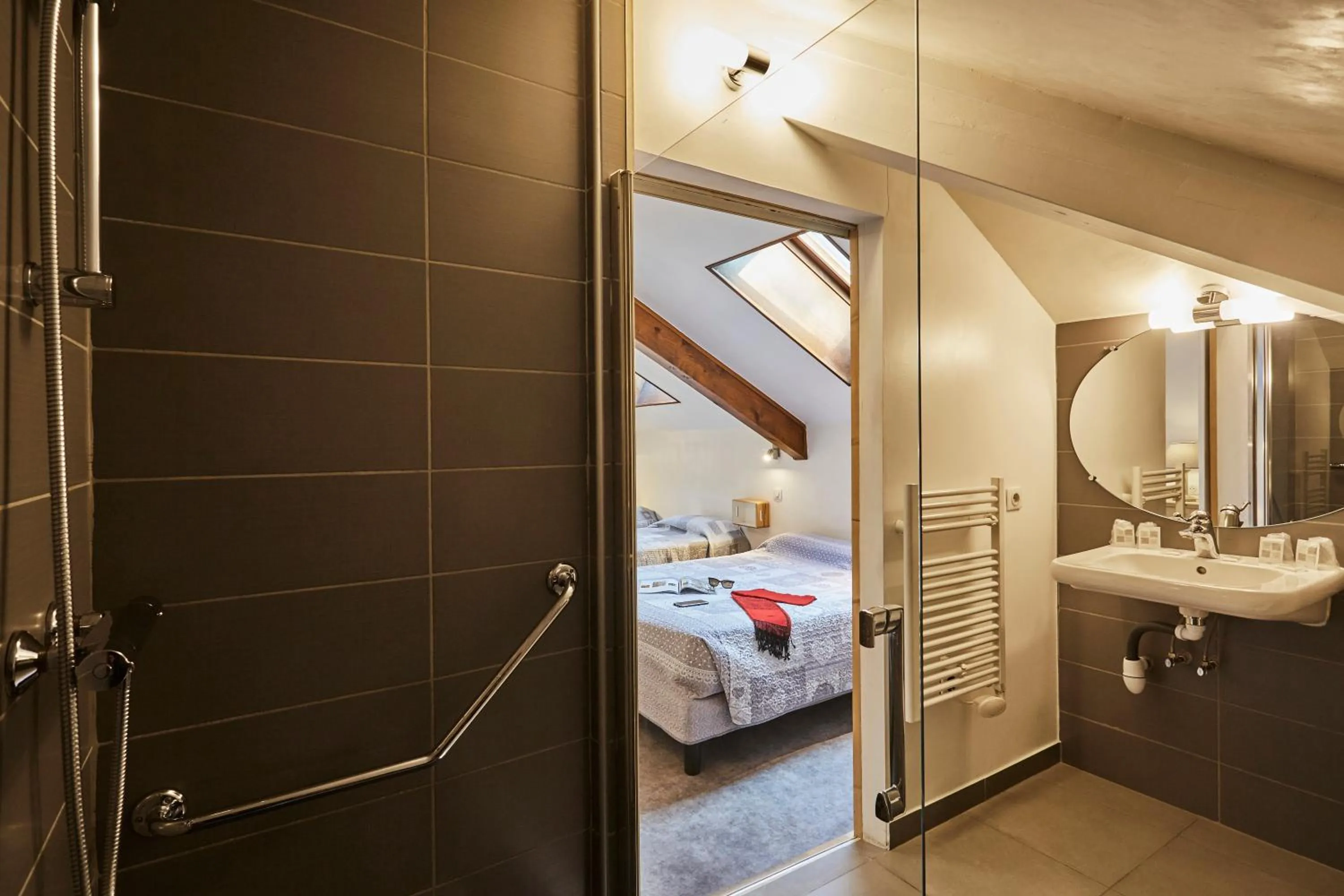 Bathroom in Cit'Hôtel Le National