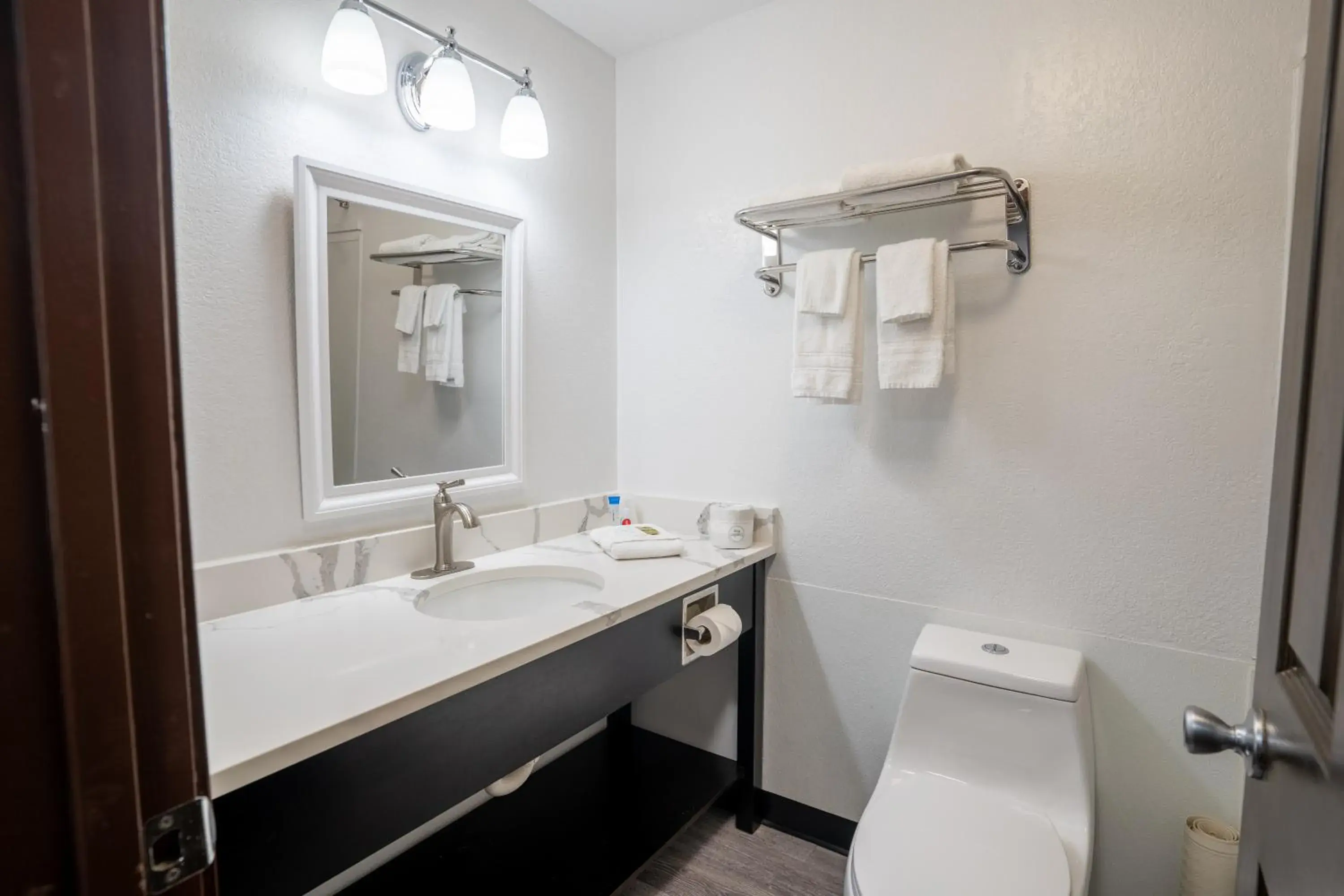 Bathroom in Kennewick Suites