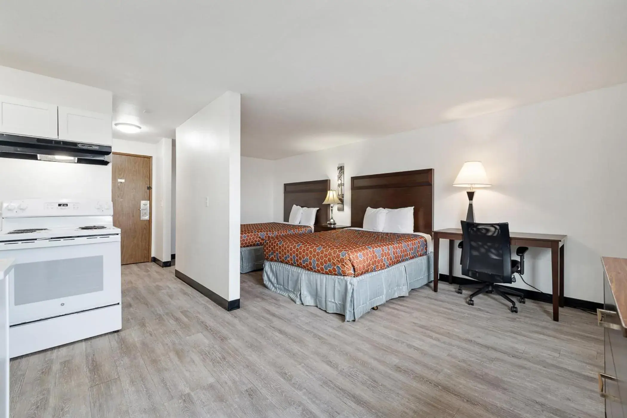 Photo of the whole room, Bed in Kennewick Inn & Suites Tri Cities Photo of the whole room, Bed in Kennewick Inn & Suites Tri Cities