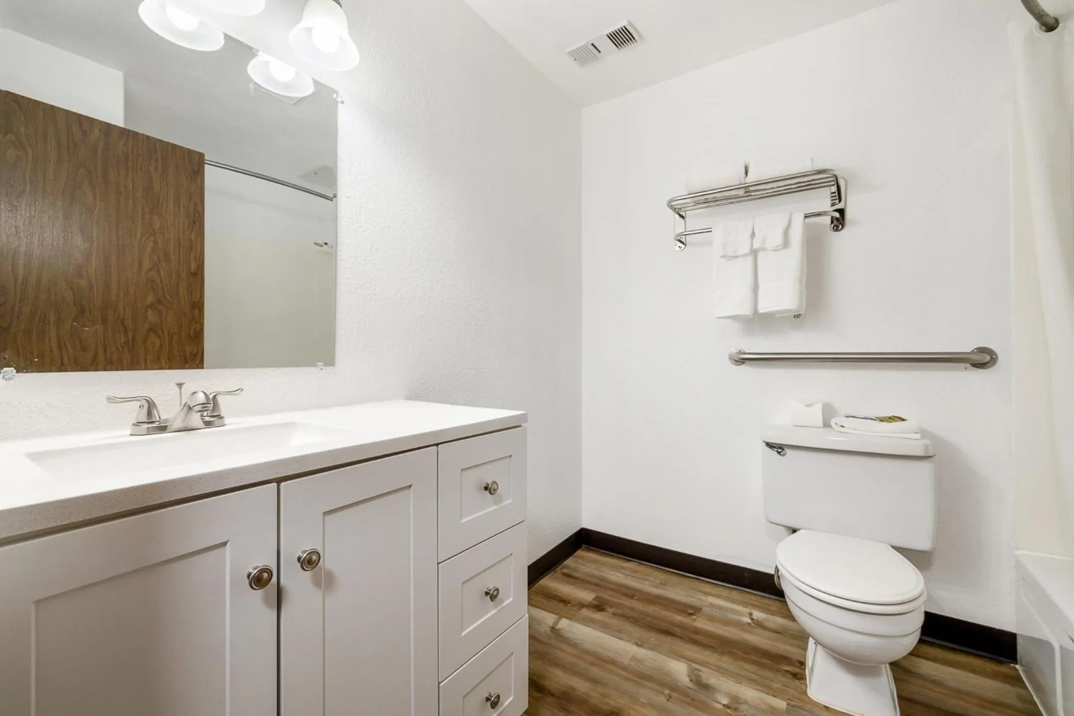 Bathroom in Kennewick Inn & Suites Tri Cities