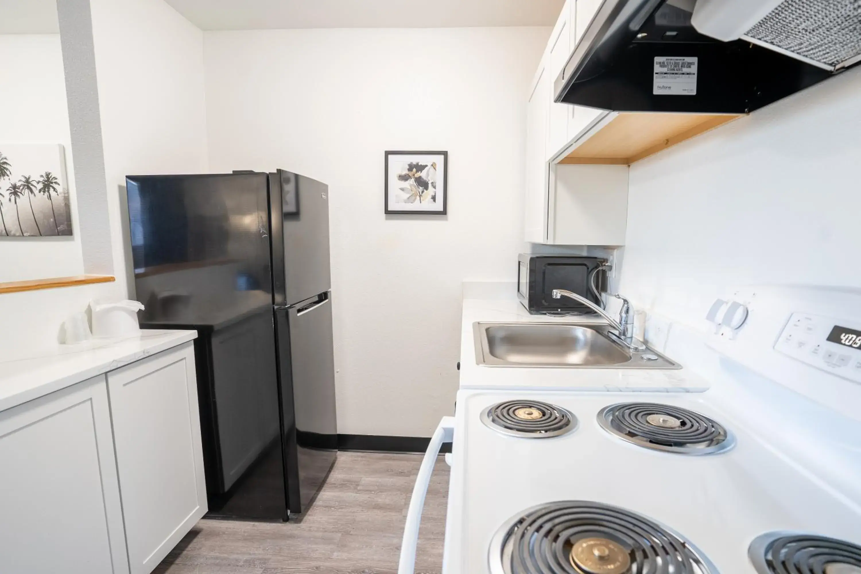 Kitchen/Kitchenette in Kennewick Suites