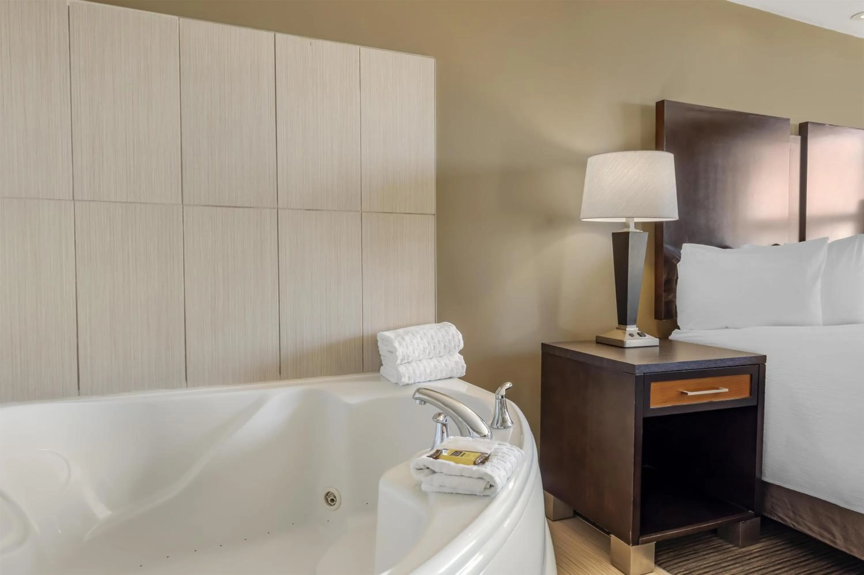 Bedroom in Best Western Plus Moose Jaw