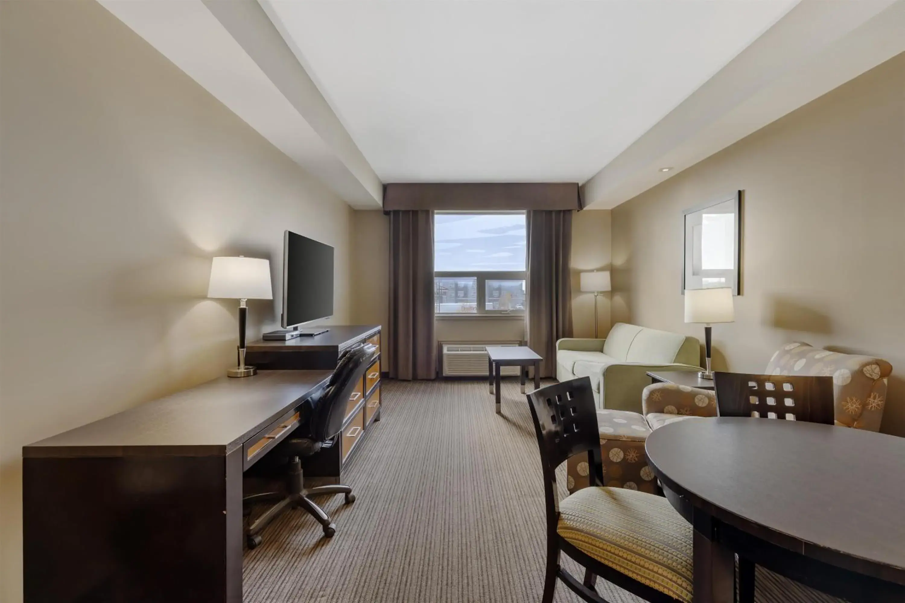 One-Bedroom King Suite with Sofa Bed, Kitchenette and Spa Bath - Non-Smoking in Best Western Plus Moose Jaw One-Bedroom King Suite with Sofa Bed, Kitchenette and Spa Bath - Non-Smoking in Best Western Plus Moose Jaw