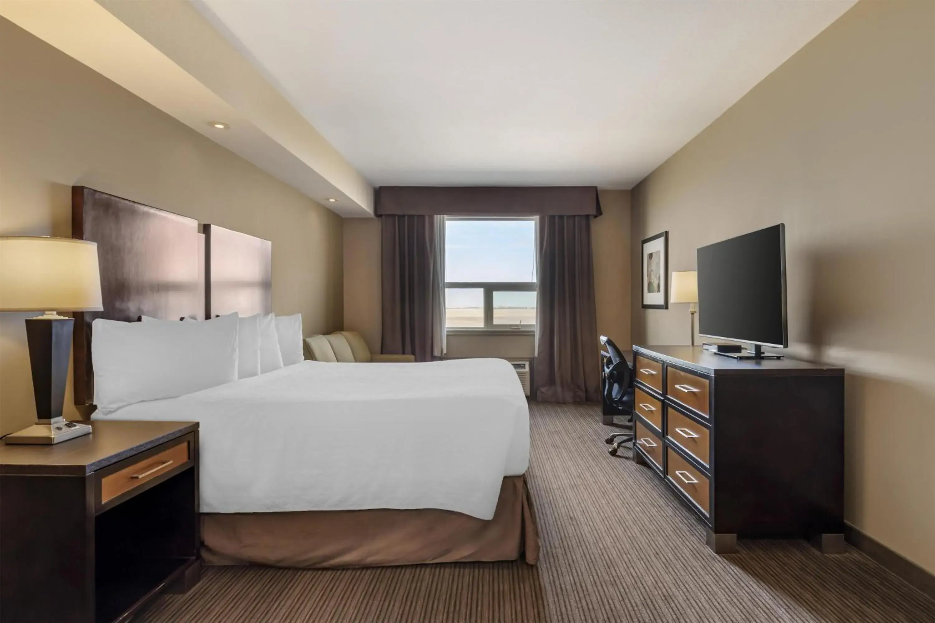 Bedroom, Bed in Best Western Plus Moose Jaw Bedroom, Bed in Best Western Plus Moose Jaw