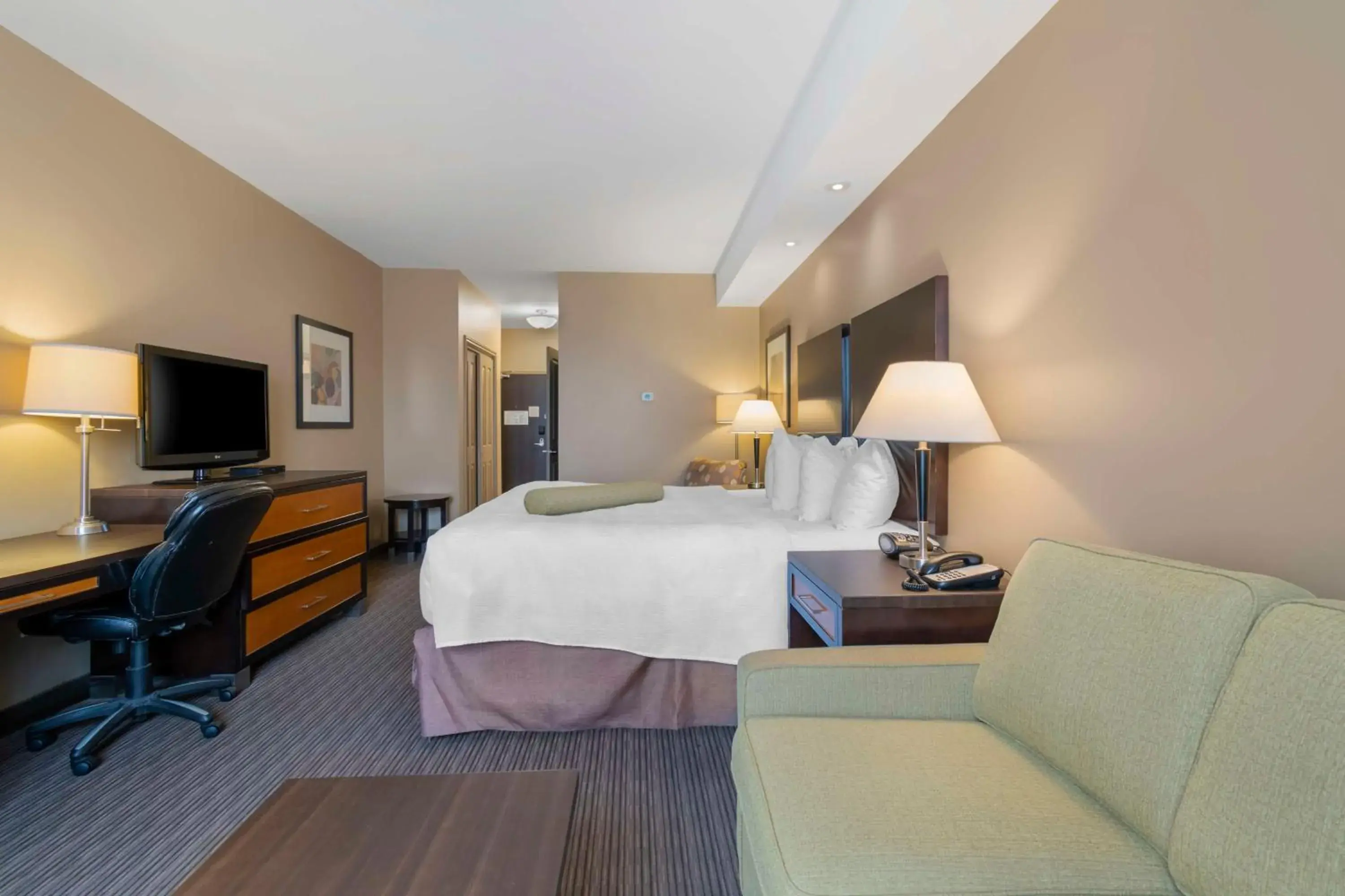 King Room with Sofa Bed, Roll-In Shower and Kitchenette - Disability Access/Non-Smoking in Best Western Plus Moose Jaw King Room with Sofa Bed, Roll-In Shower and Kitchenette - Disability Access/Non-Smoking in Best Western Plus Moose Jaw