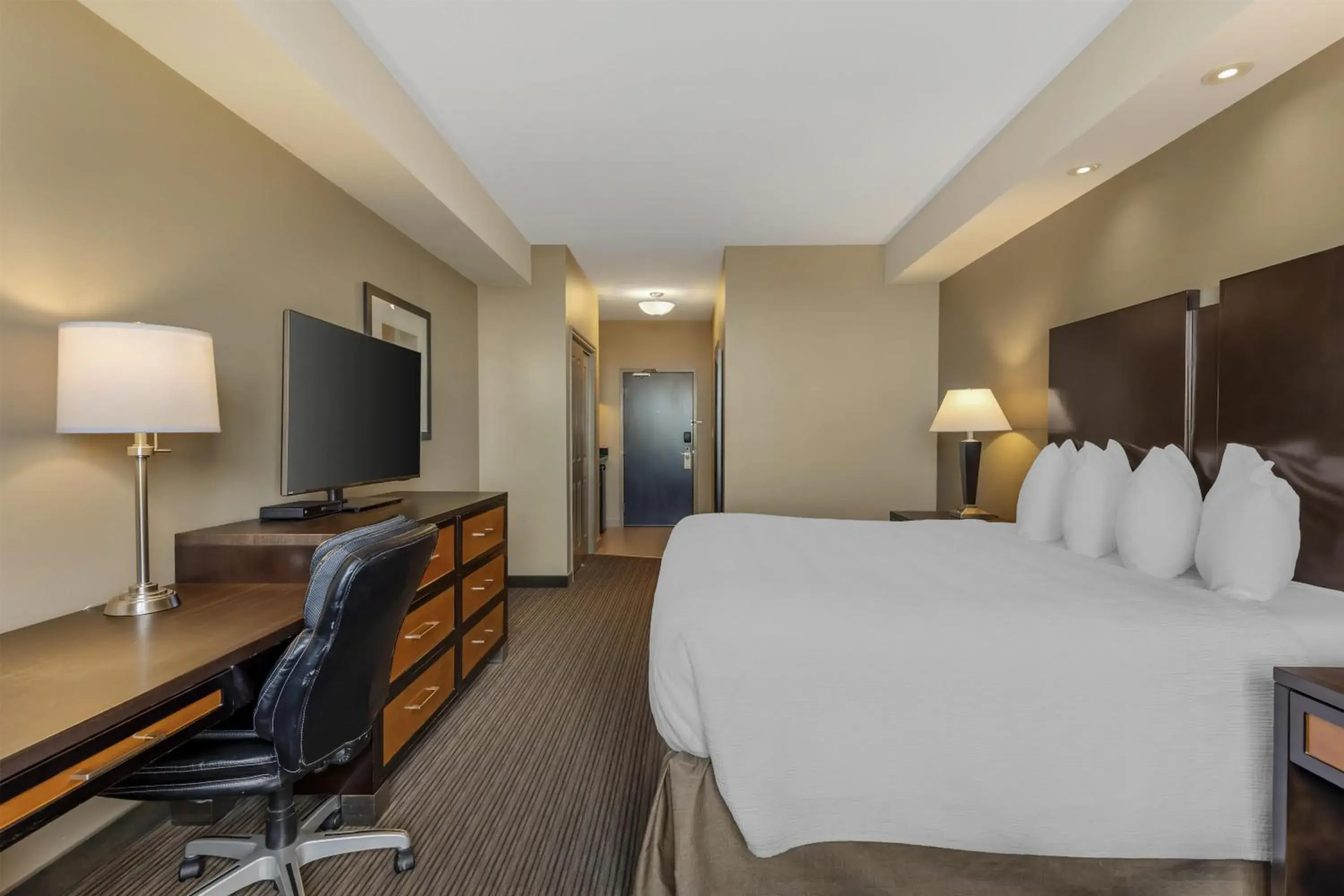 Bedroom, Bed in Best Western Plus Moose Jaw Bedroom, Bed in Best Western Plus Moose Jaw