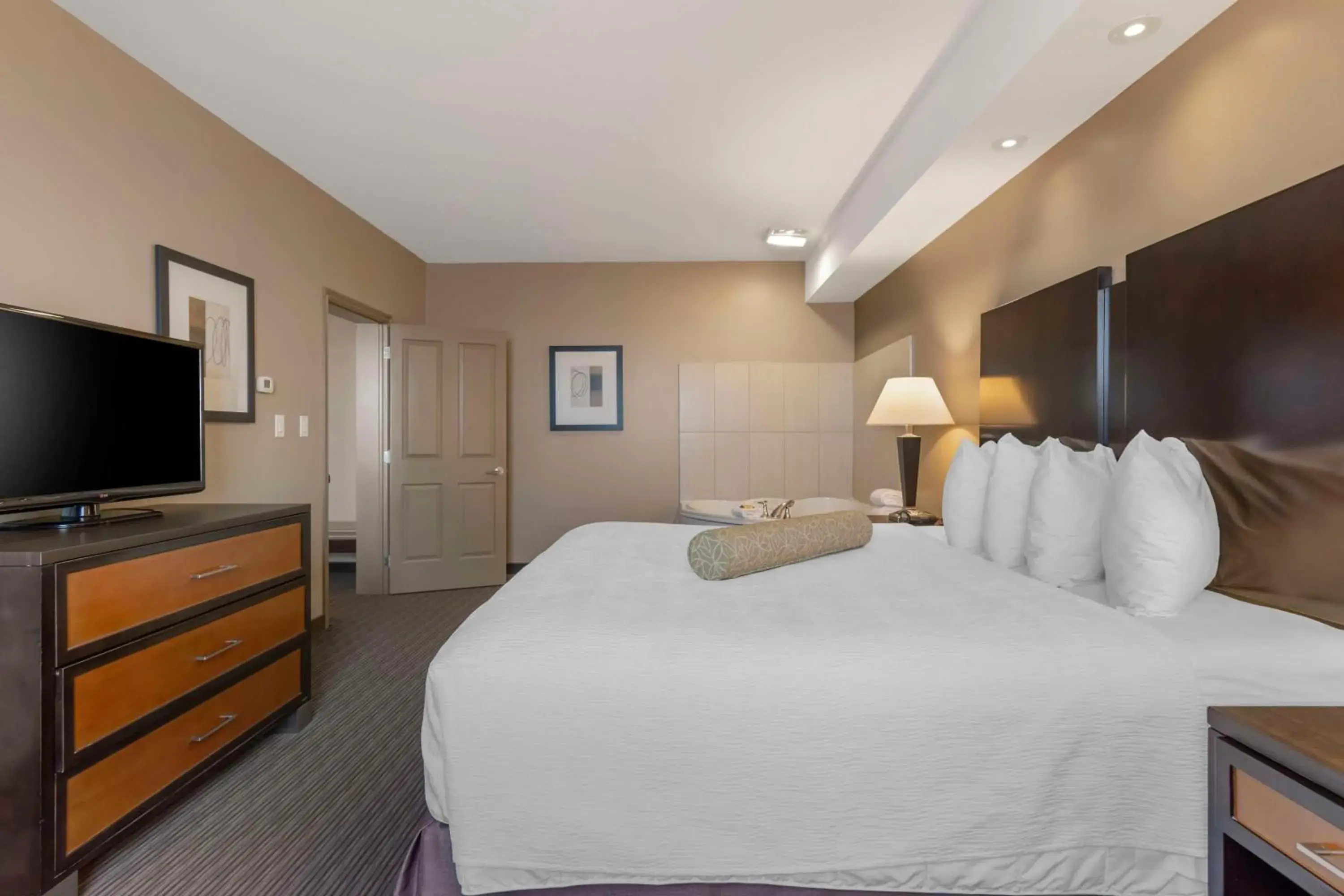 Photo of the whole room, Bed in Best Western Plus Moose Jaw Photo of the whole room, Bed in Best Western Plus Moose Jaw